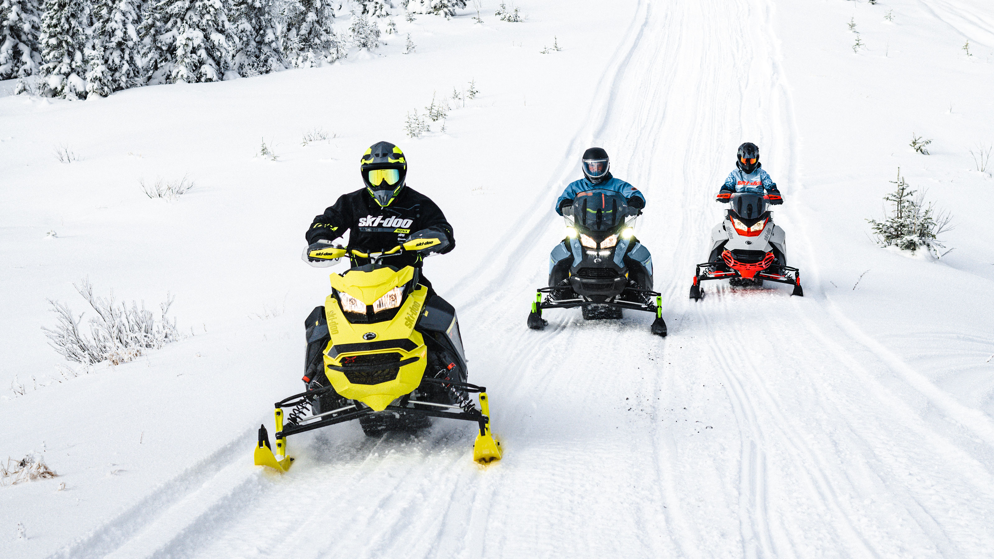 3 motoneigistes sur un sentier de neige avec leurs SKi-Doo 2022