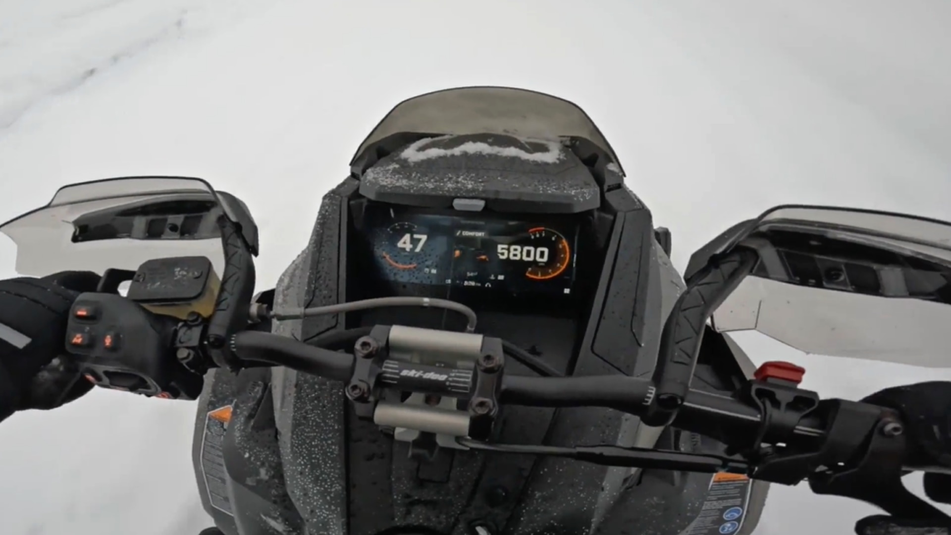 Écran tactile couleur de 10,25 po avec BRP Connect sur une motoneige Ski-Doo