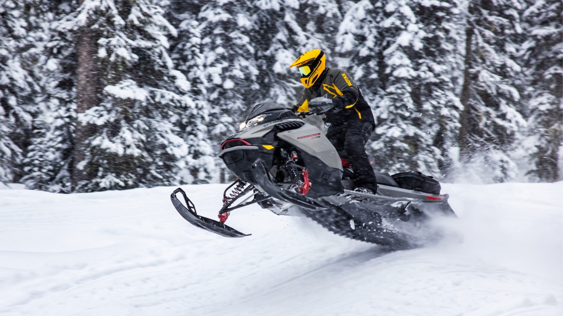 Ski-Doo Renegade X-RS 2023 en action