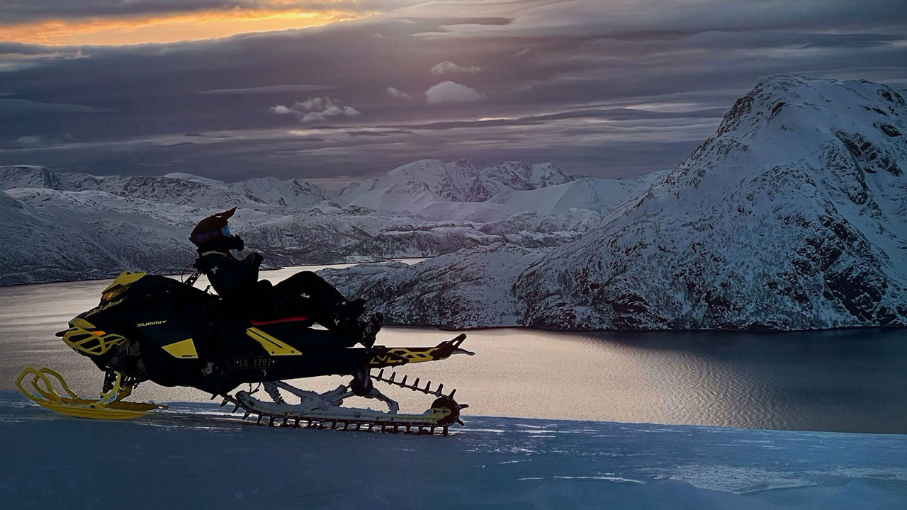 Ramona Johansen sitter på sin Ski-Doo på toppen av et fjell