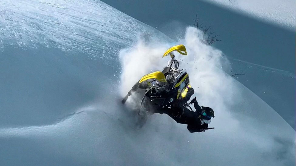 Ramona Johansen kjører sin Ski-Doo i dyp snø