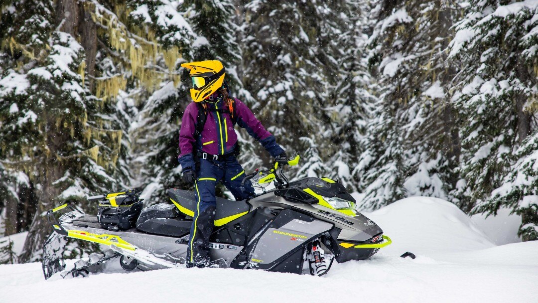 Femme sur son Ski-Doo Backcountry X-RS