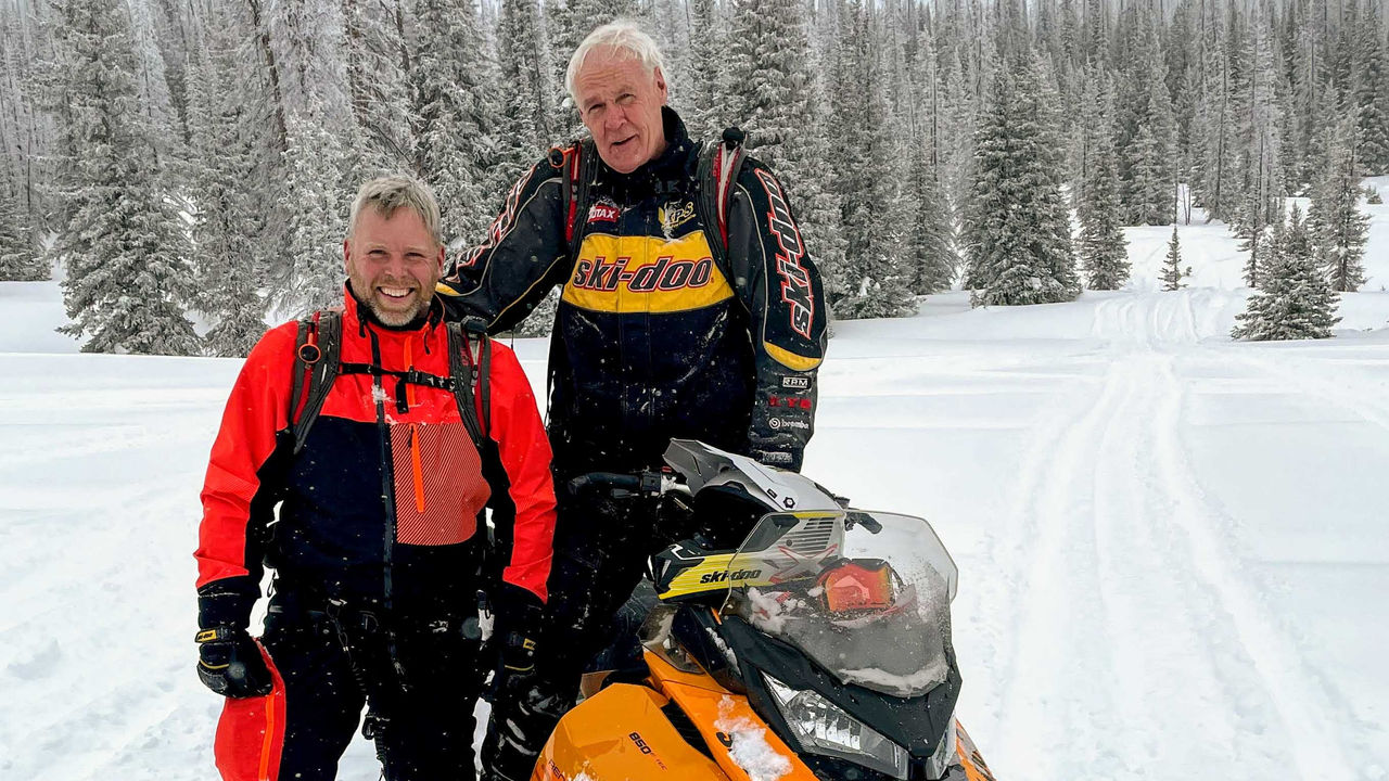 Troy Oleson med sin pappa i en snøscooterløype