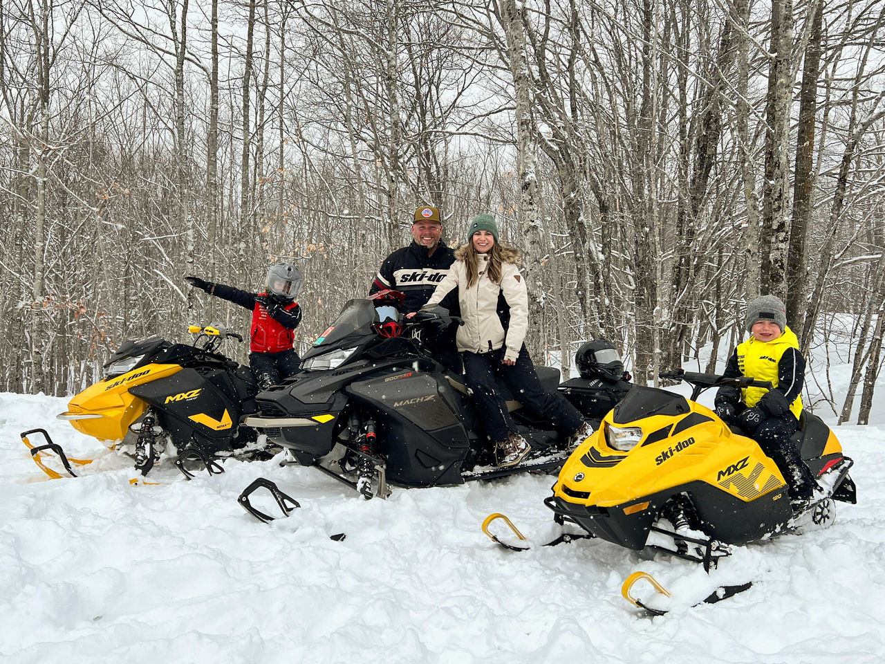 Troy Oleson et sa famille sur des motoneiges Ski-Doo