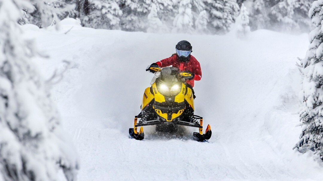 Femme sur une motoneige Ski-Doo MXZ Blizzard 2023 en sentier