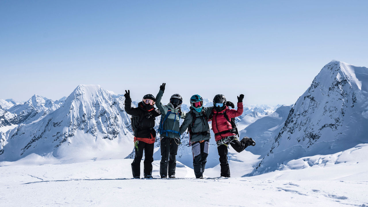 Fyra kvinnor i bergen i Alaska