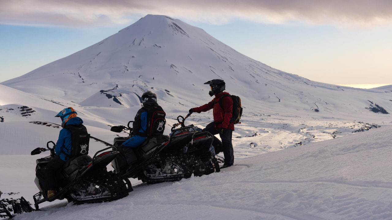 Trois motoneigistes sur leur motoneiges Ski-Doo au Chili