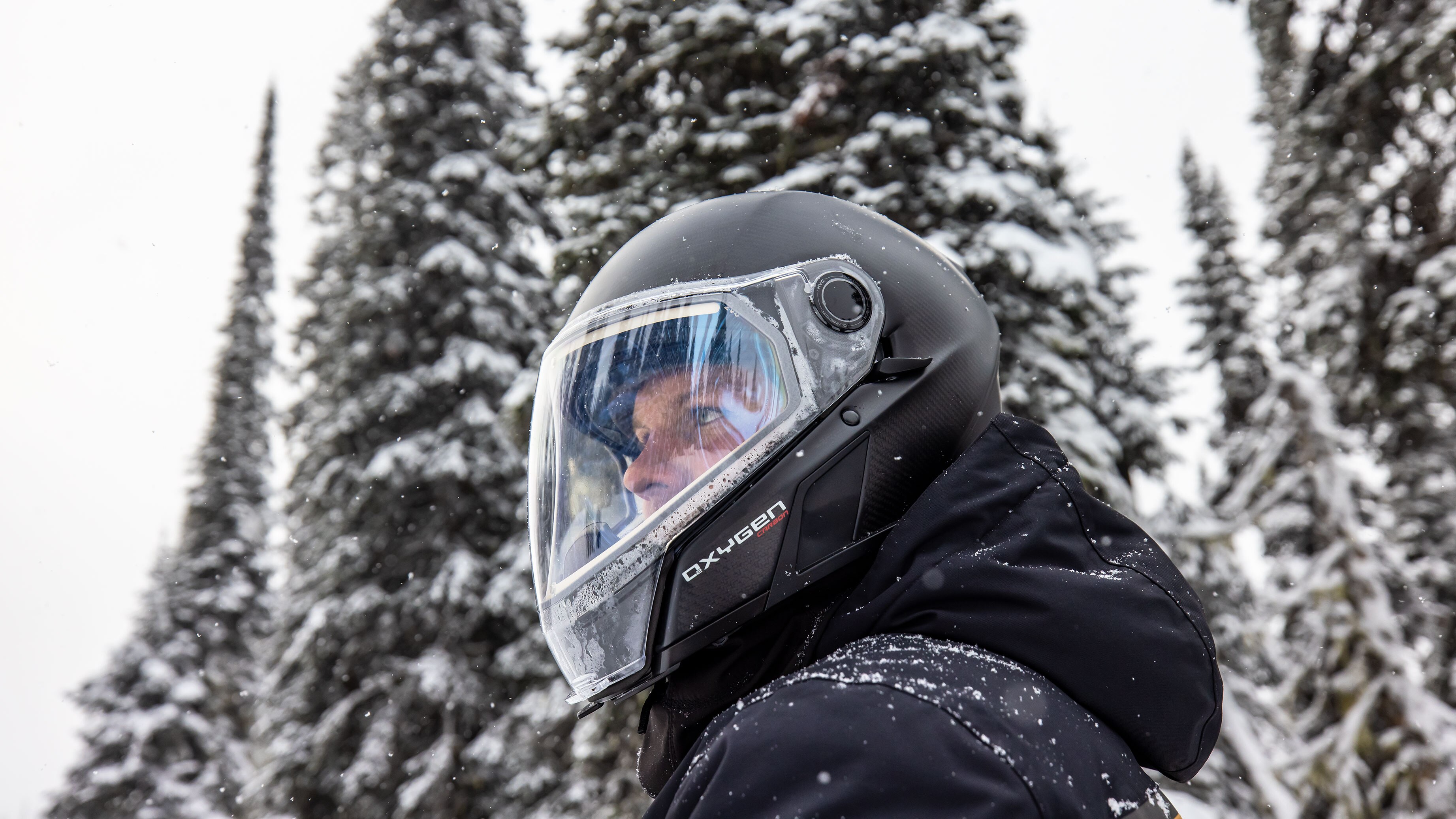 Men wearing a Ski-Doo Oxygen carbon helmet