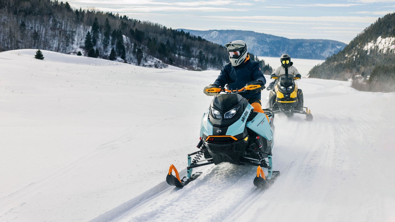 Deux motoneigistes Ski-Doo sur leur Backcountry 