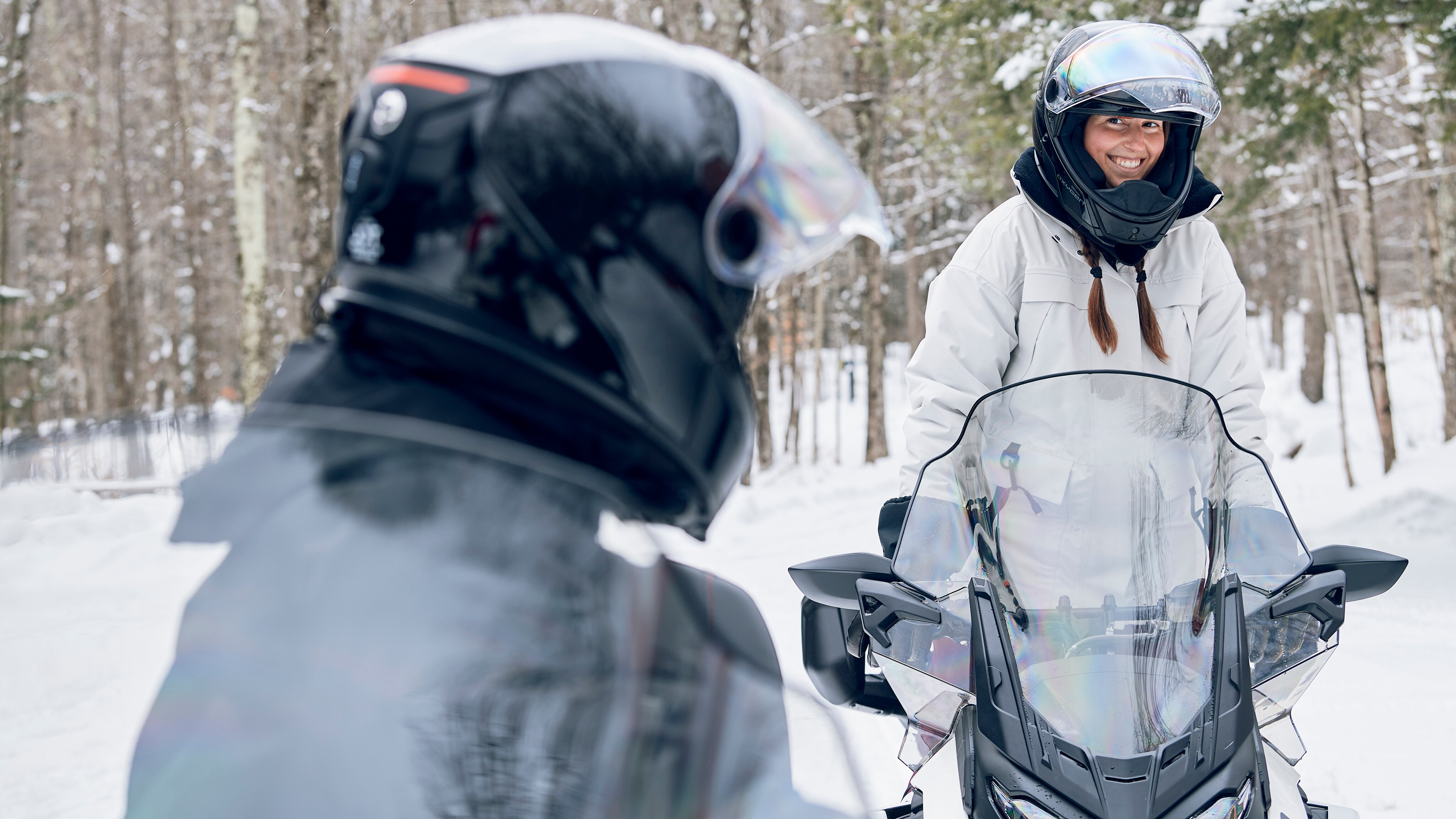 Deux amis en randonnée de motoneige avec le Ski-Doo Grand Touring Electric 2024