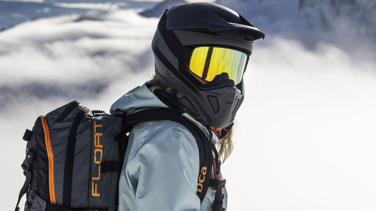 Homme se tenant debout à côté de sa motoneige Ski-Doo Summit