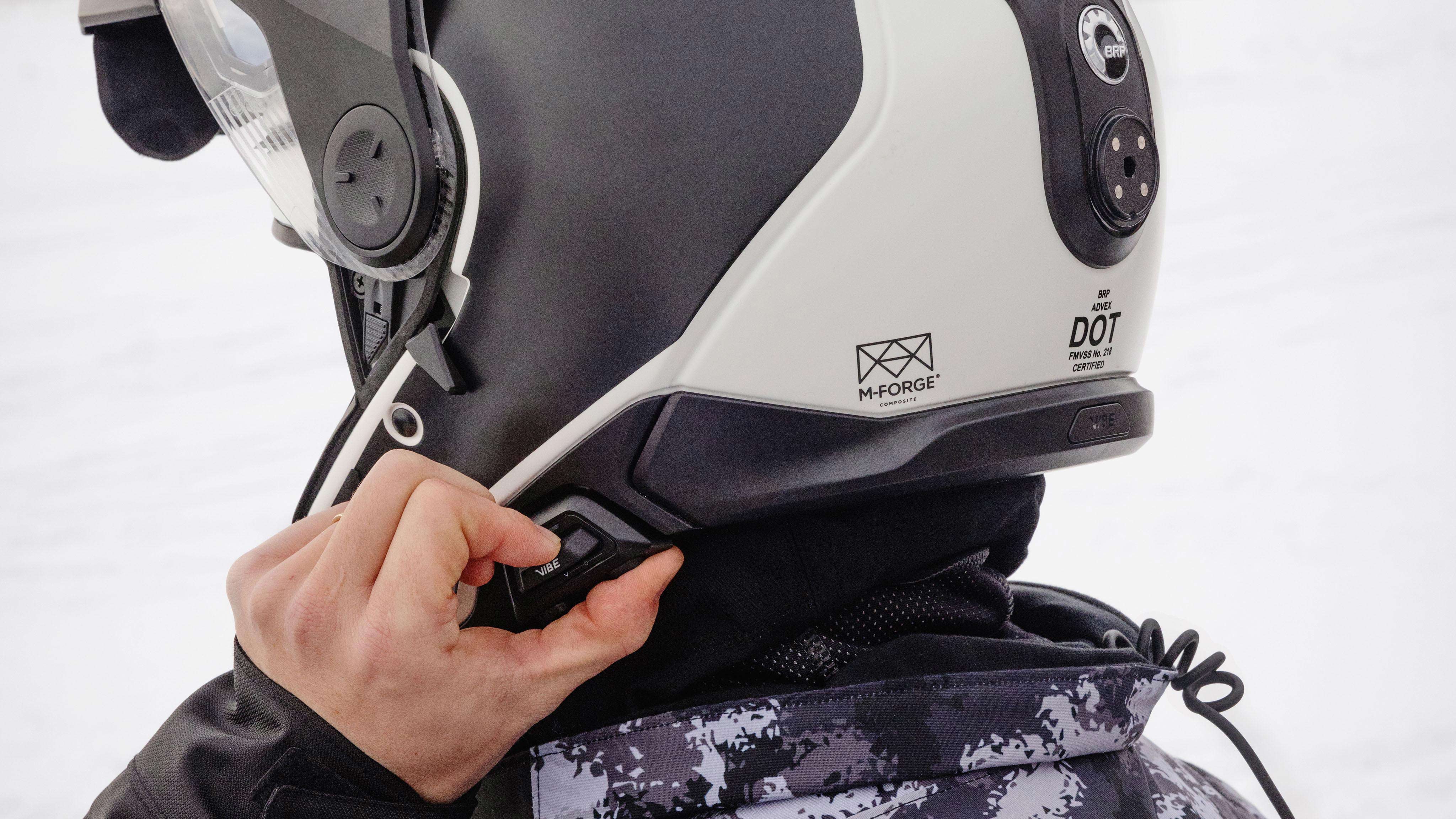 AdvexヘルメットでVibe通信システムを起動している男性