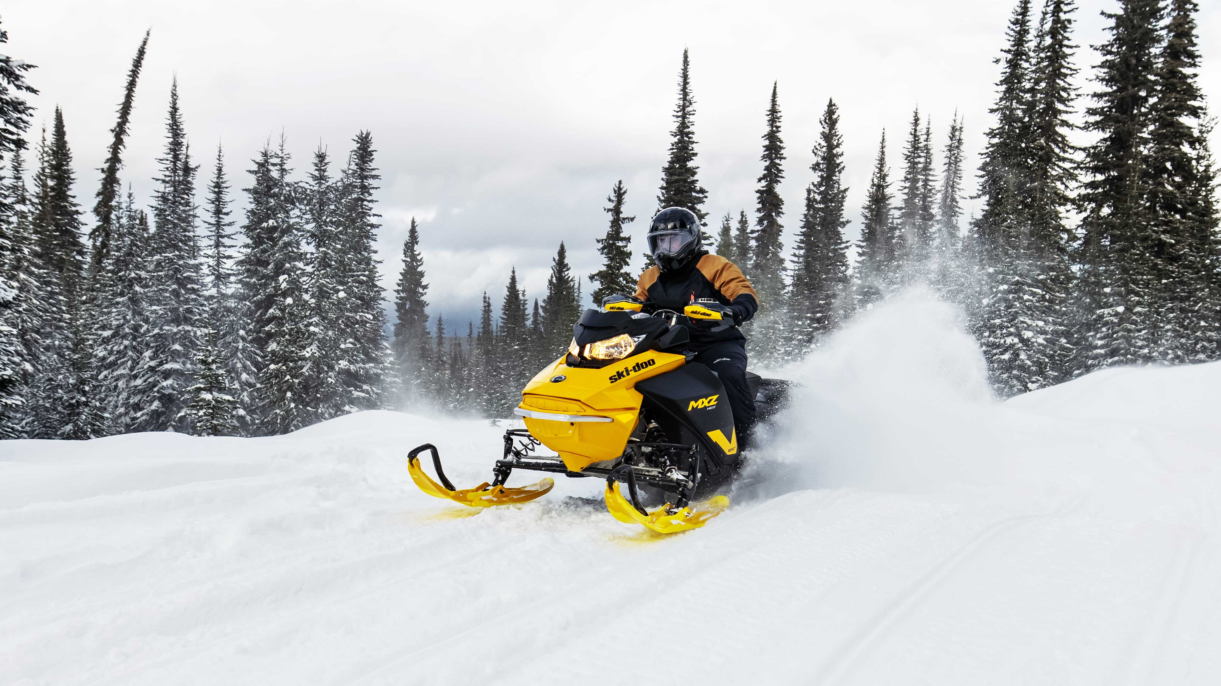 Man snowmobiling with the Ski-Doo MXZ Neo+