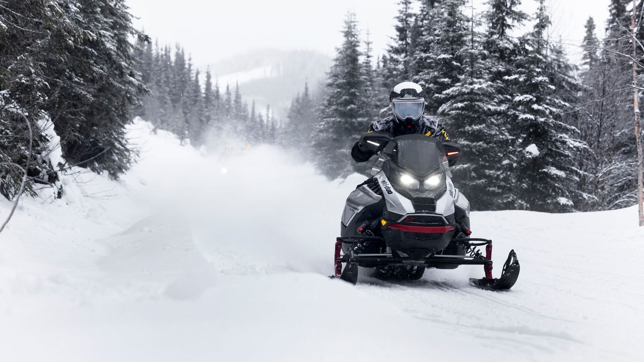 Homme conduisant à pleine vitesse un Ski-Doo Renegade X-RS en sentier