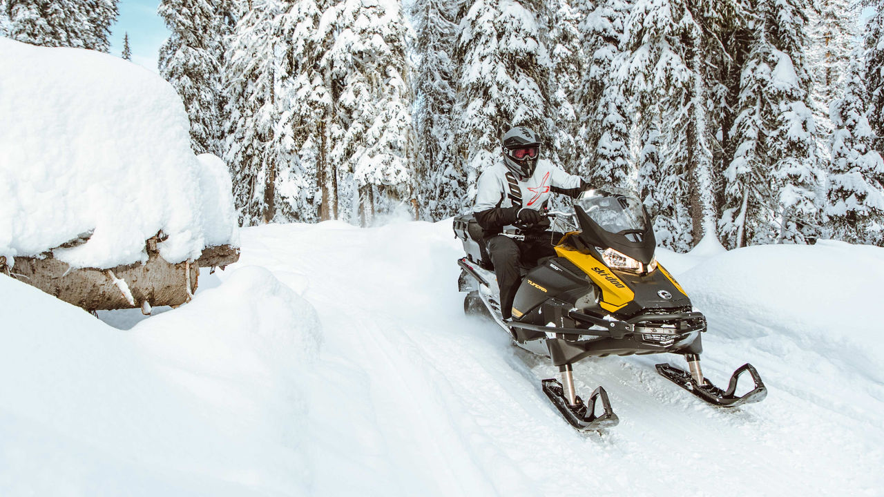 Homme conduisant une motoneige Ski-Doo Tundra en sentier