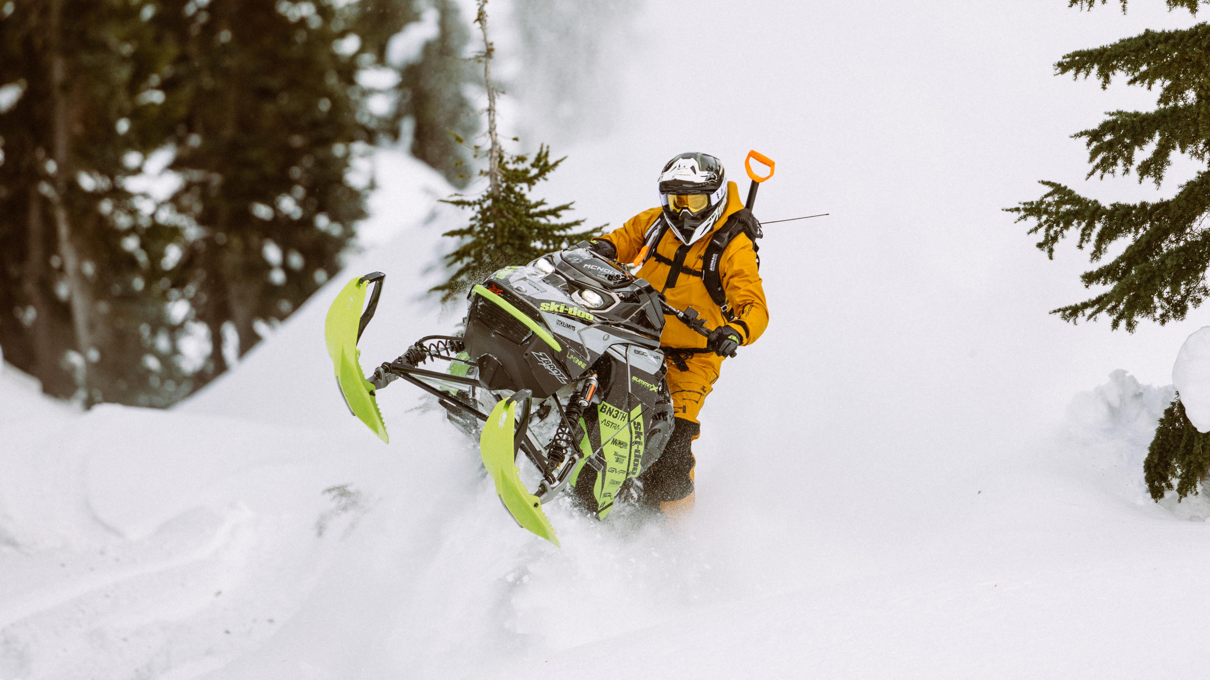 Cody McNolty conduisant une motoneige Ski-Doo Summit