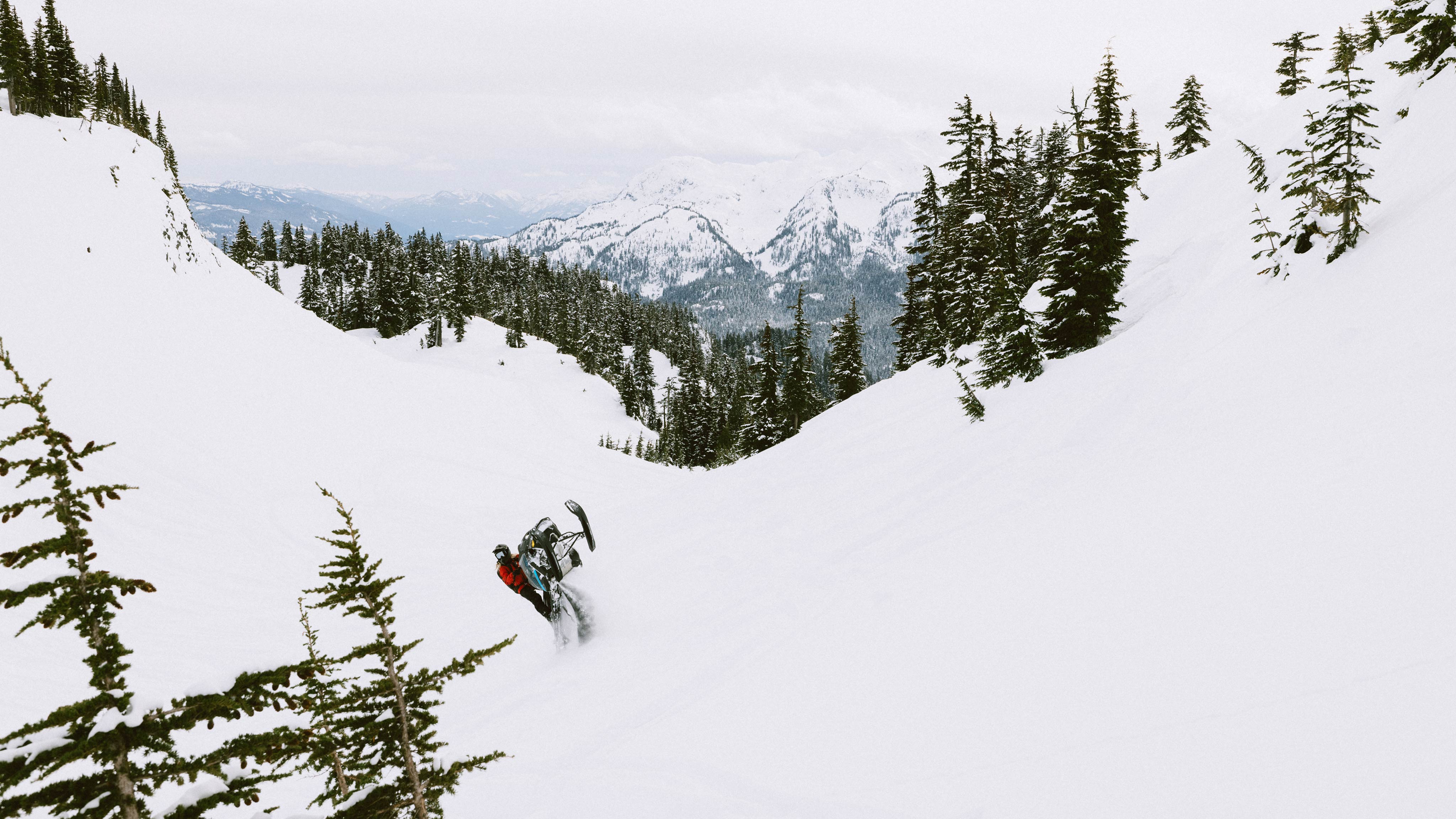 Ski-Doo-ambassador Ella Snäll kjører i fjellene i BC
