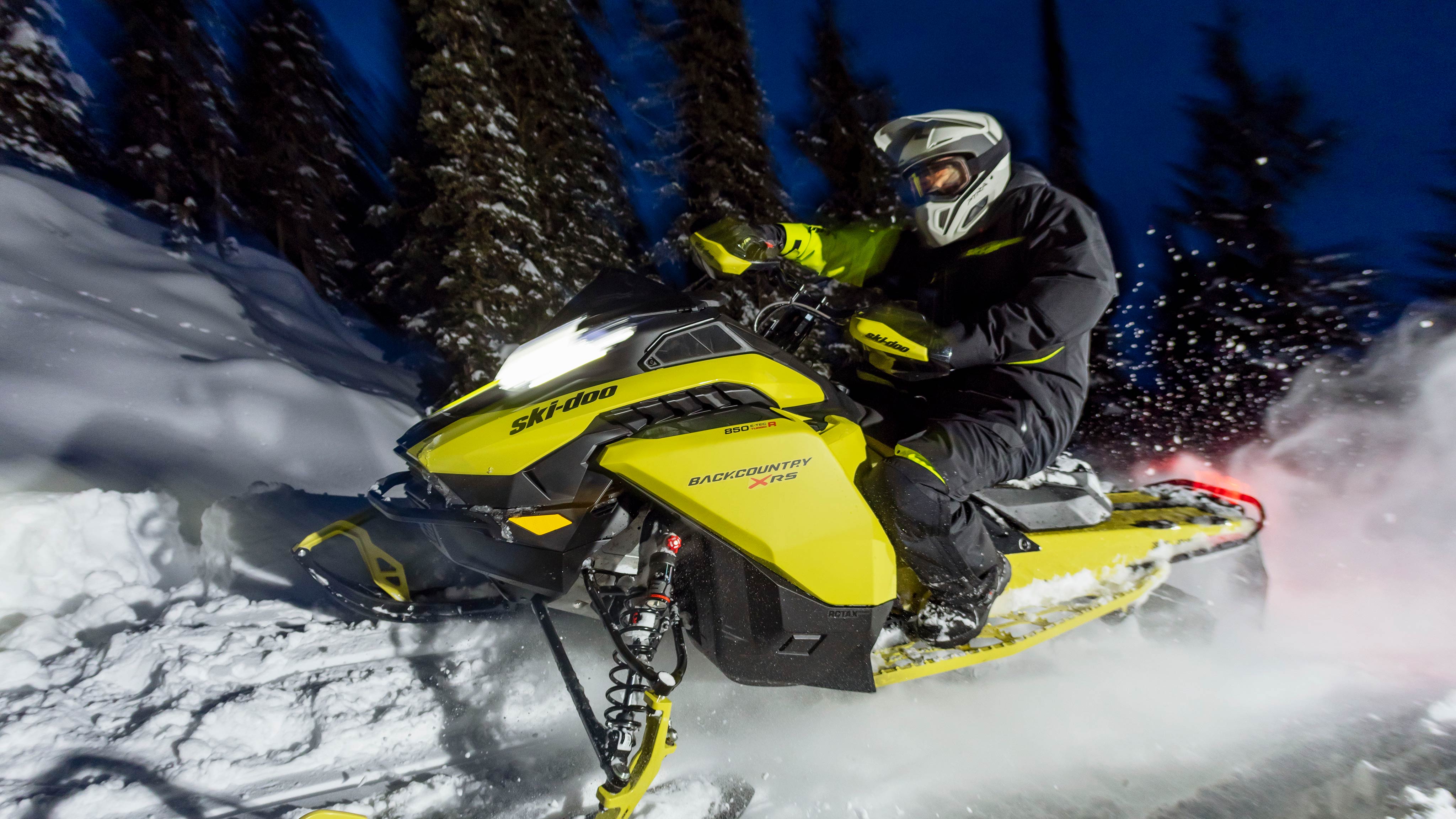 Motoneige mutli-segment Backcountry 2025 de Ski-Doo dans la neige fraîche