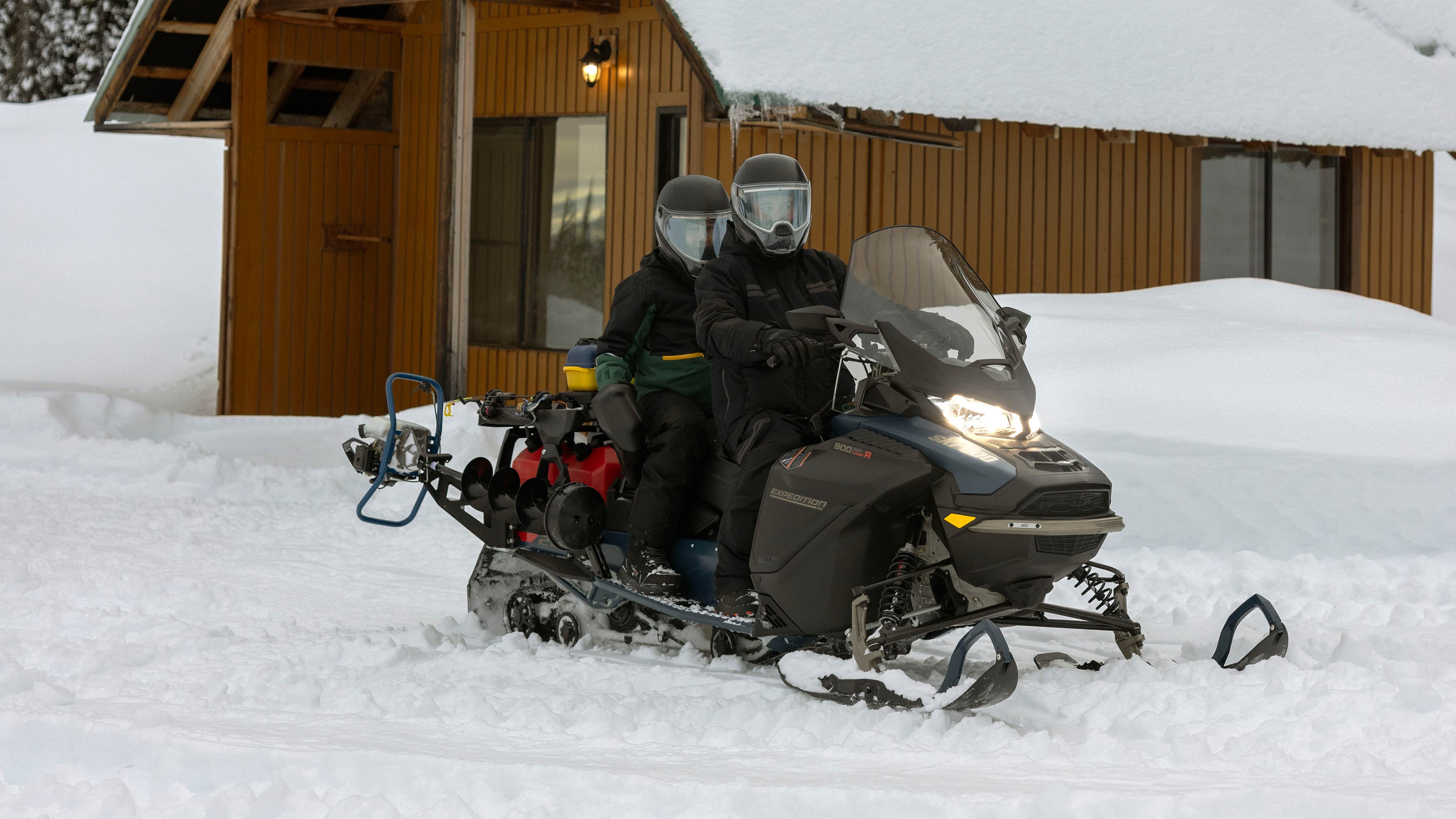 Deux motoneigistes sur le point de démarrer avec une motoneige multi-segment Ski-Doo Expedition 2025