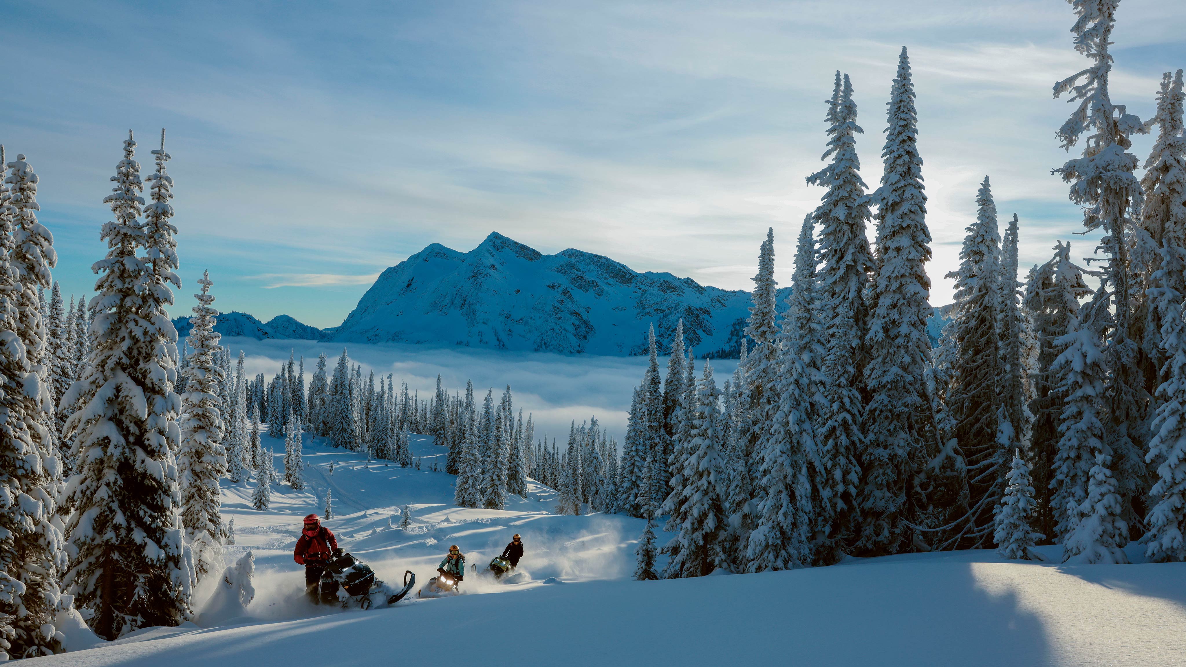 Trois motoneige Ski-Doo 2025 dans la neige profonde