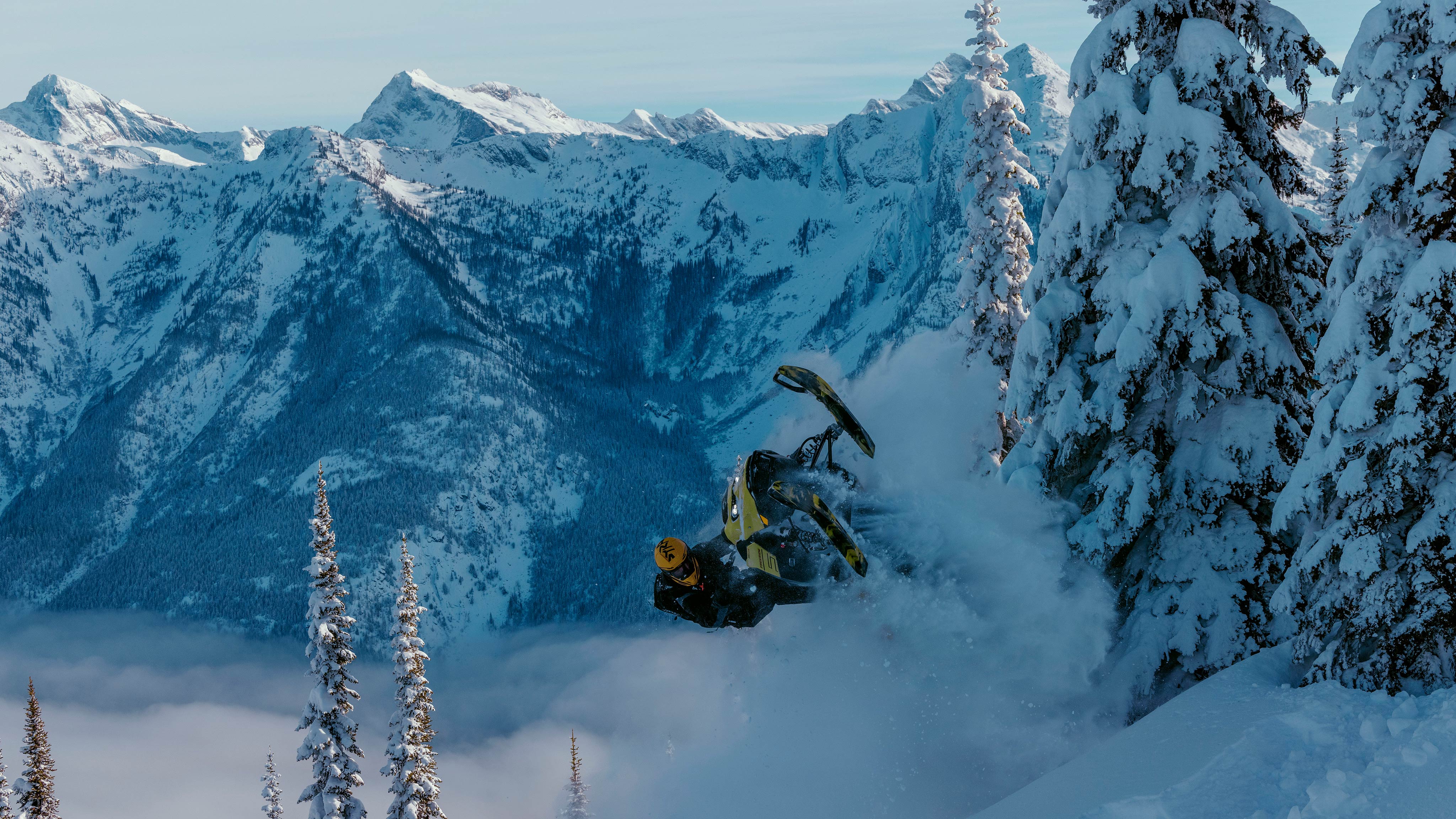 Rider puFöraren gör ett hopp med en 2025 Ski-Doo Freeride djupsnöskoterlling off a jump with a 2025 Ski-Doo Freeride deep snow snowmobile