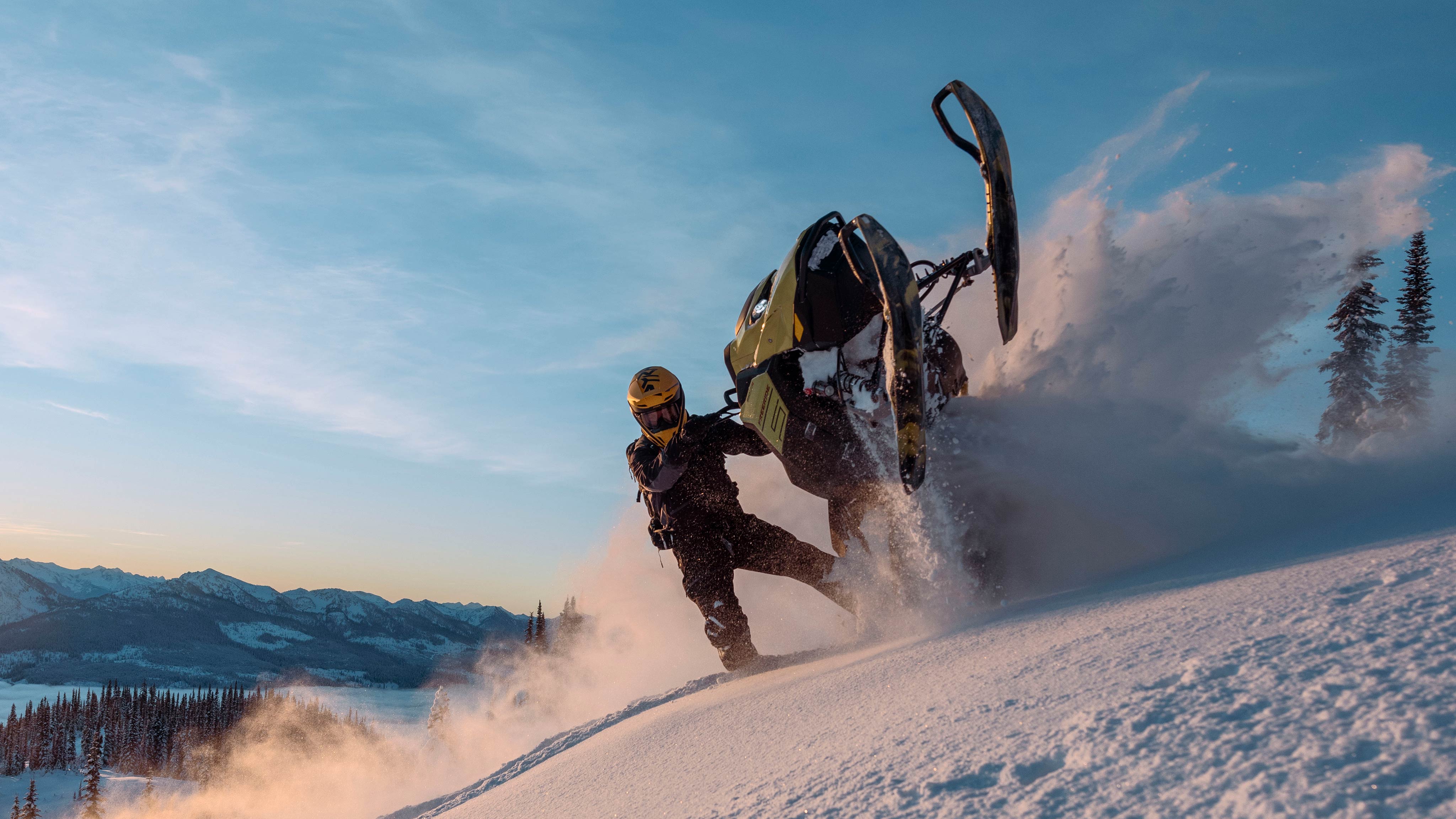 Motoneigiste performant une cascade avec sa motoneige Ski-Doo Freeride 2025