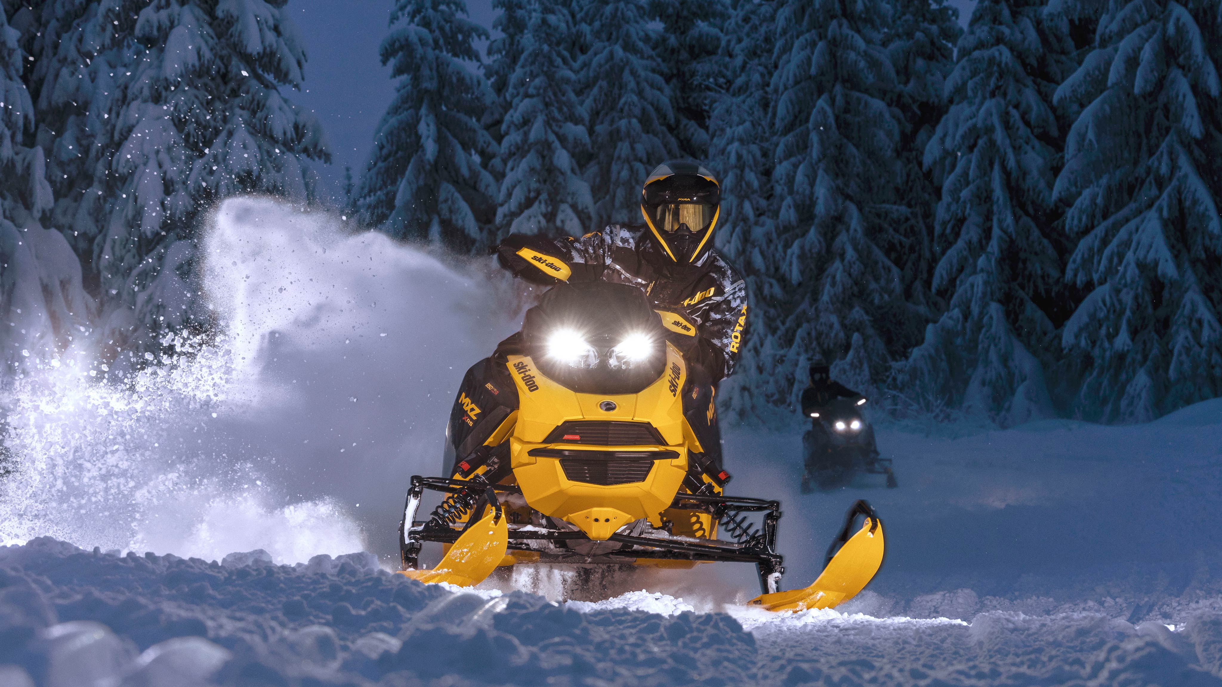 Deux motoneiges Ski-Doo MXZ en randonnée nocturne