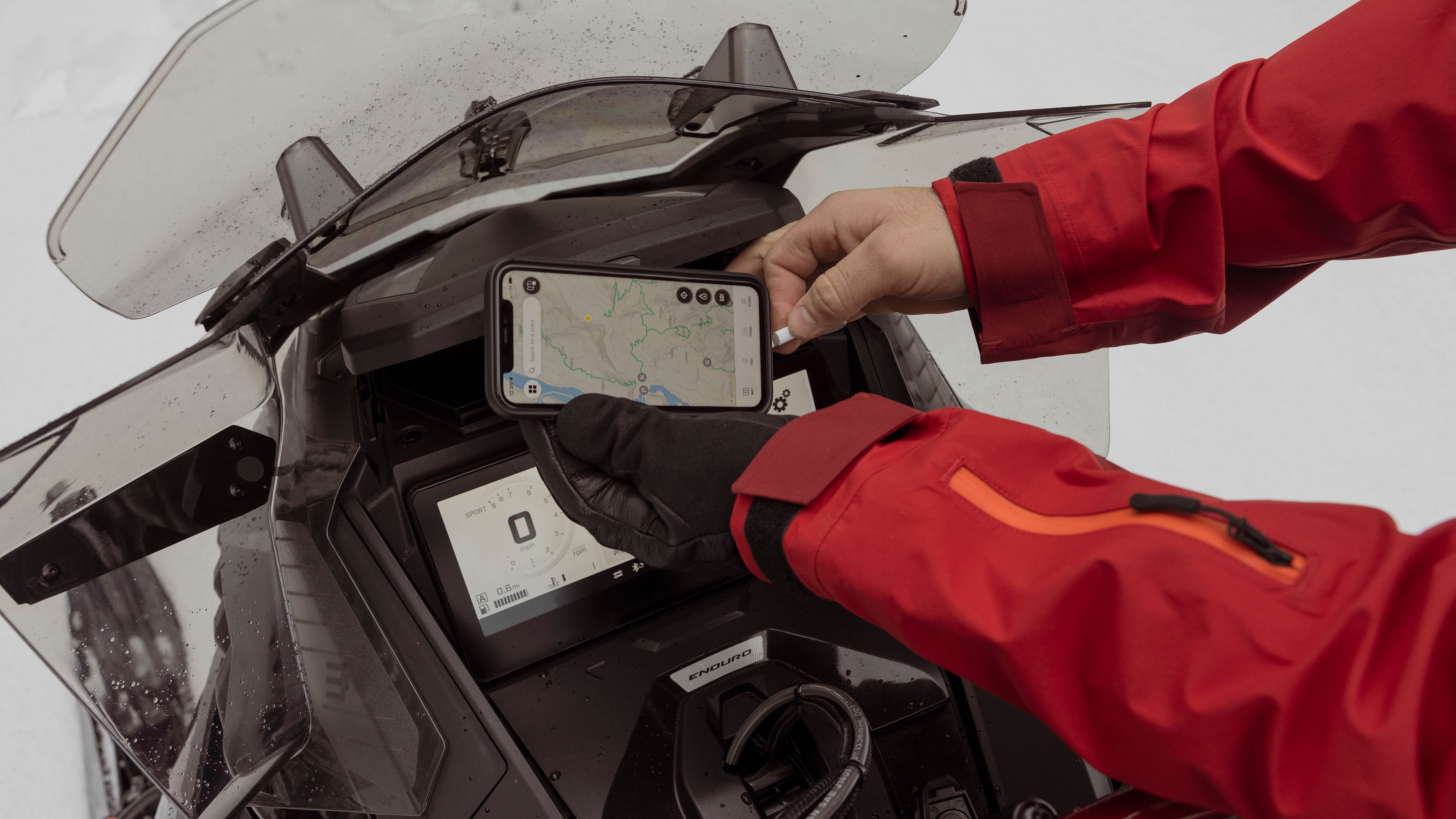 Branchez votre téléphone mobile sur l'écran tactile de 10.25 pouce sur le Ski-Doo Renegade 2025