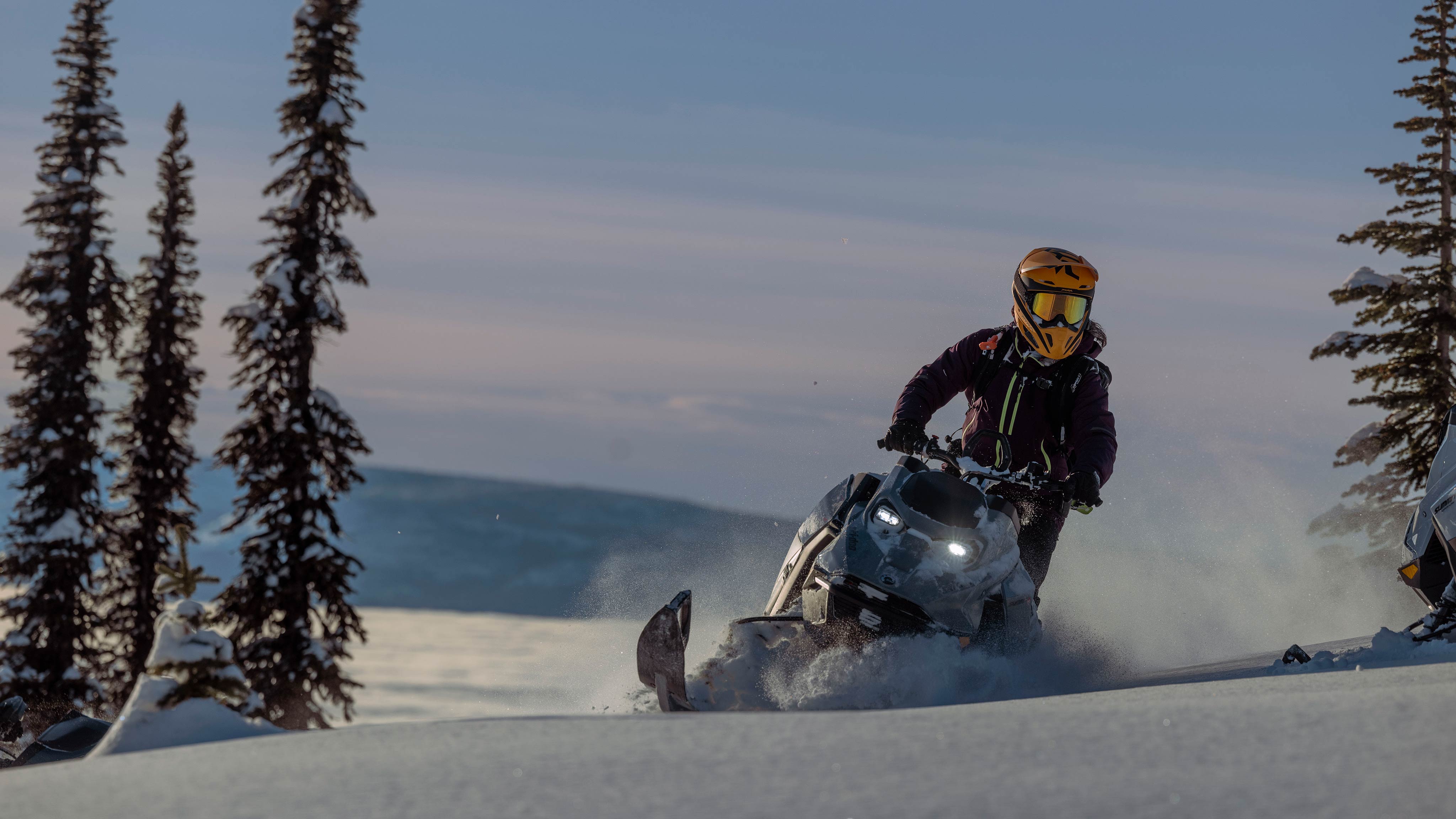 Motoneige Ski-Doo Summit 2025 en randonnée sur une montagne enneigée