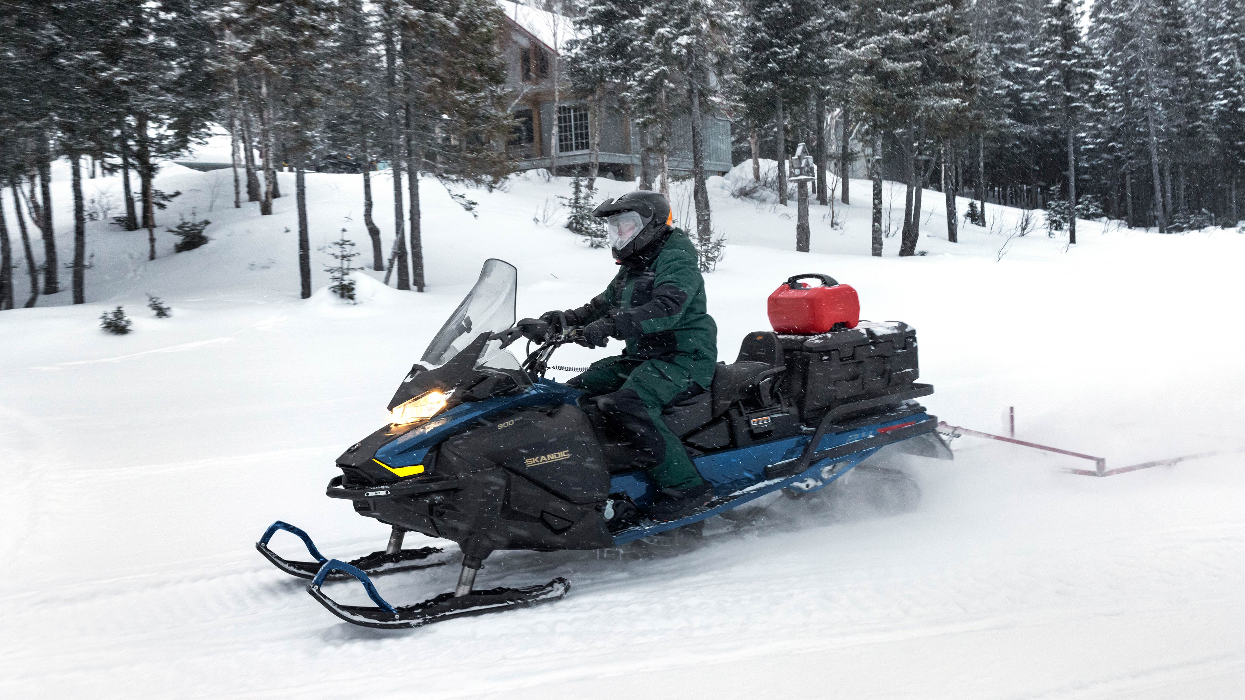 Motoneige utilitaire Ski-Doo Skandic 2025 en randonnée dans la neige