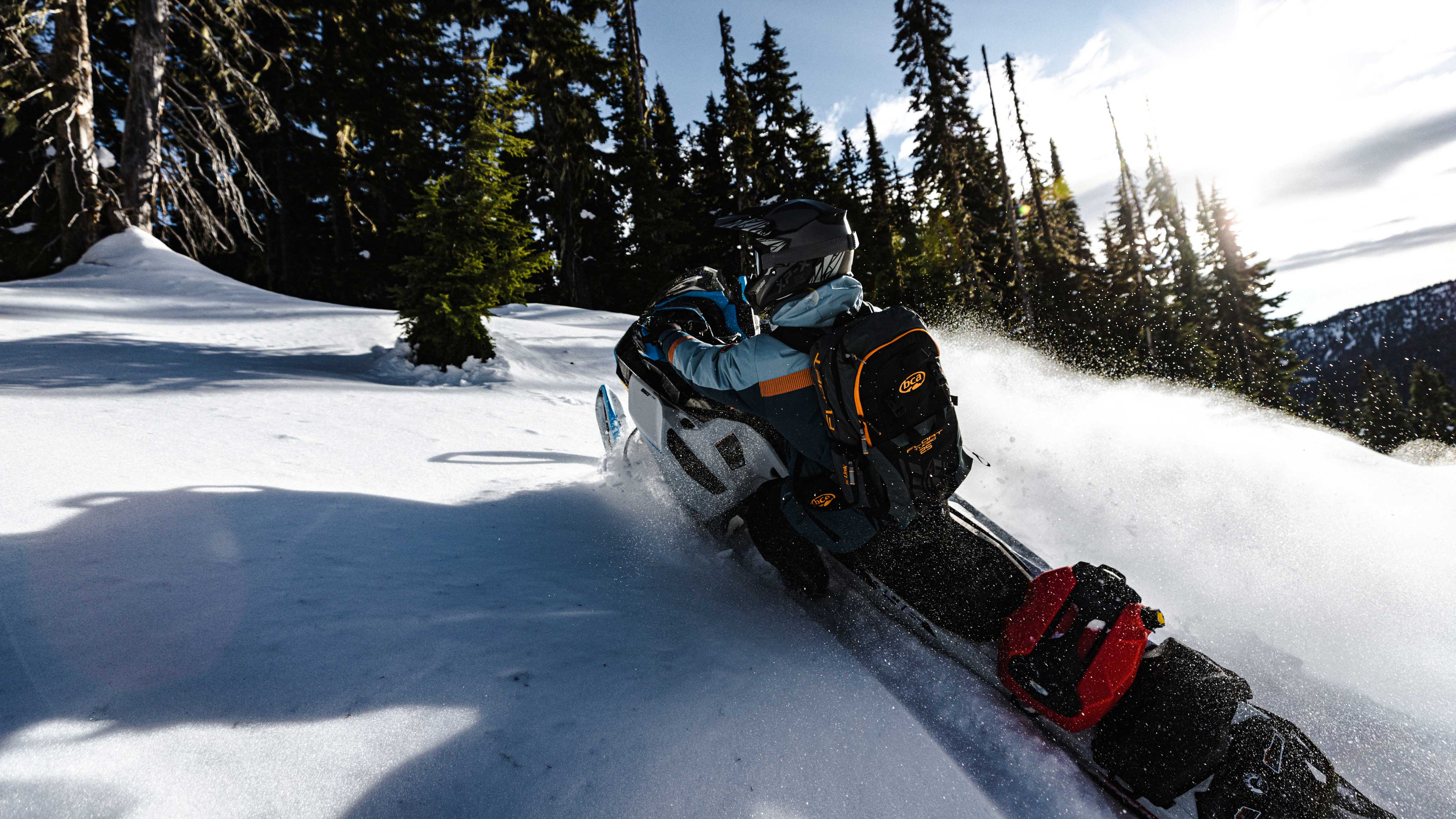 Homme qui conduit un Ski-Doo Backcountry avec des accessoires essentiels
