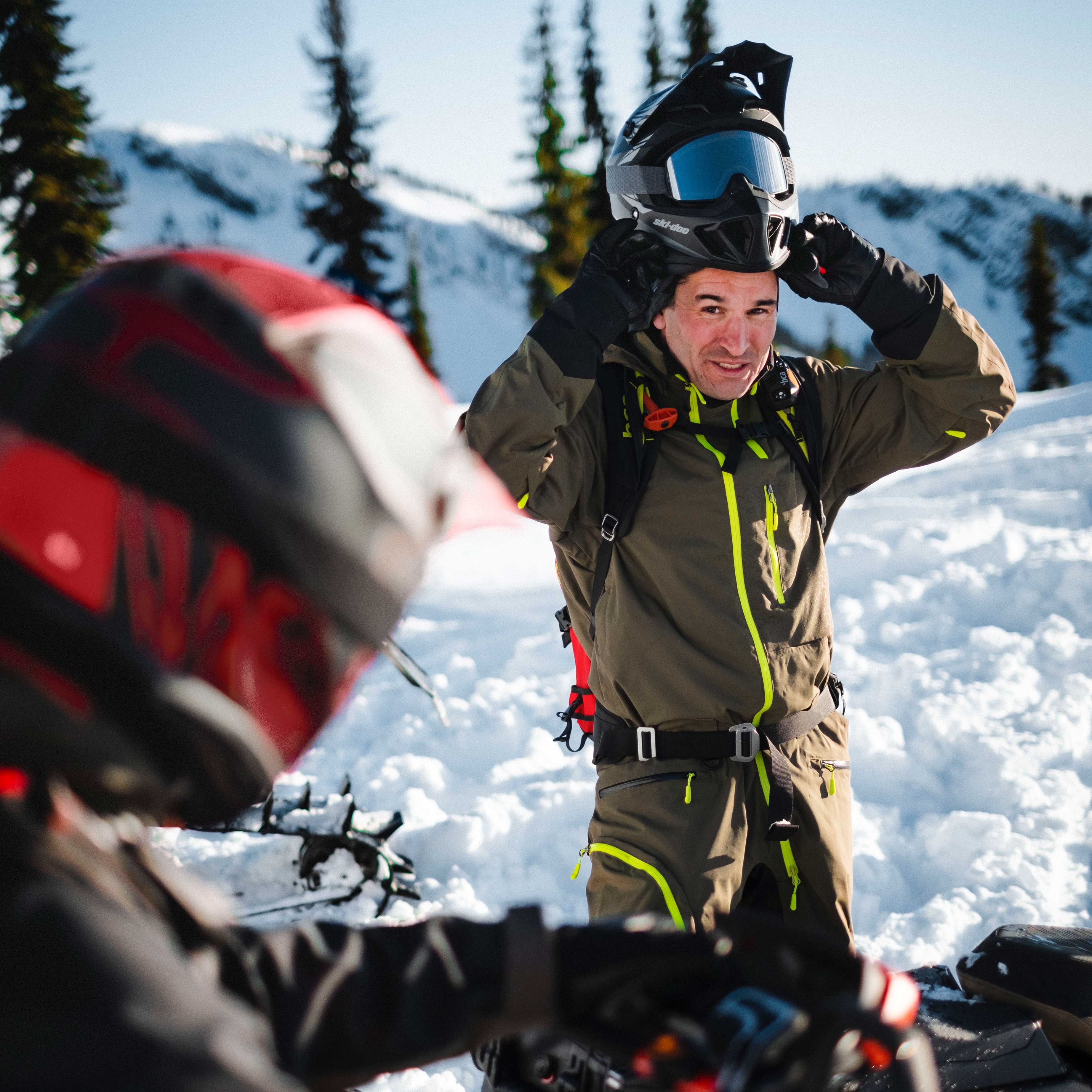 2 riders equipped with snowmobile Deep-Snow apparel