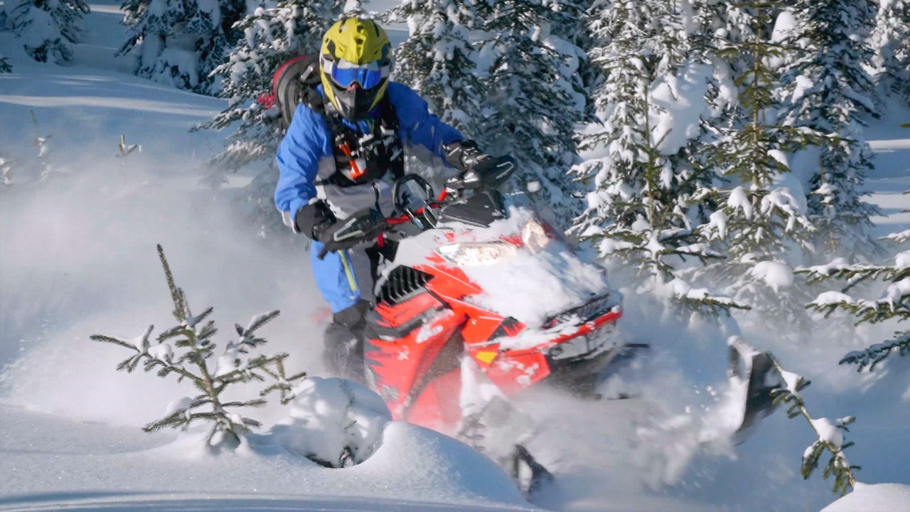 Dave Norona kör sin Ski-Doo i bergen