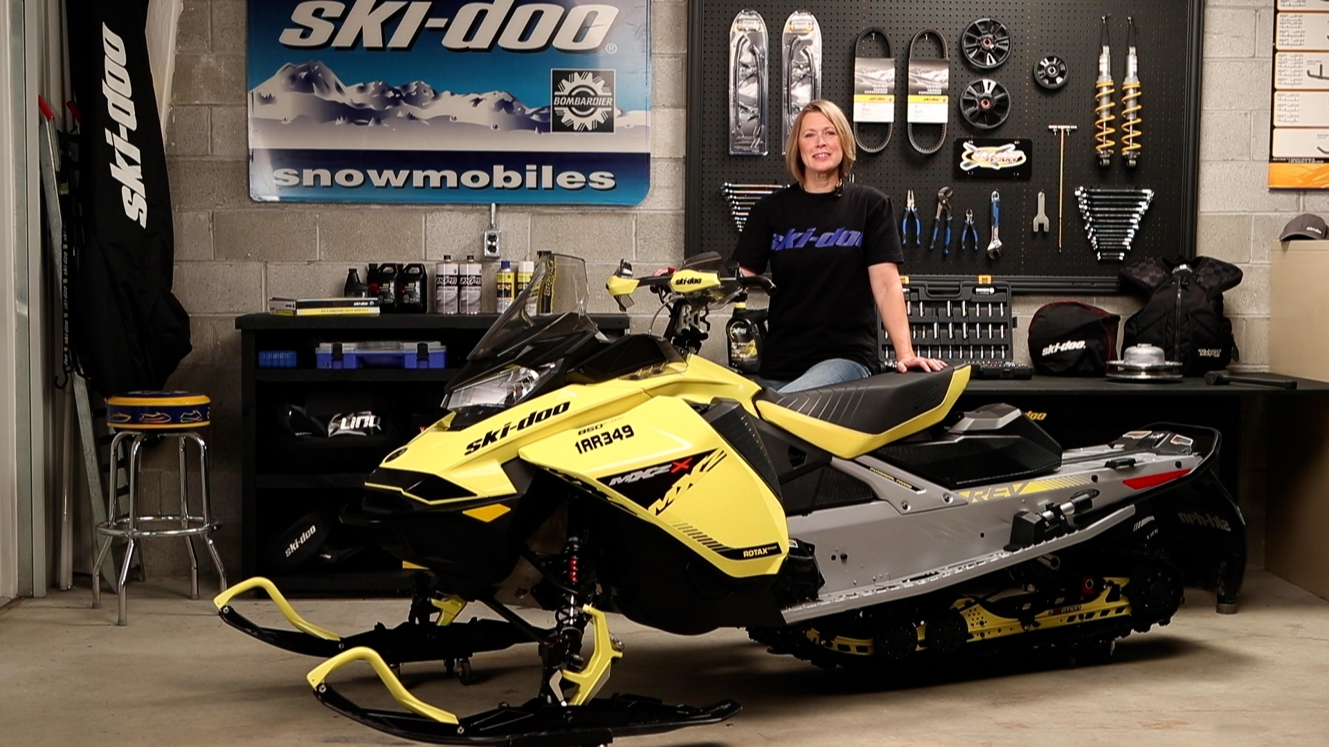 MJ Thompson en train de préparer sa motoneige Ski-Doo pour la nouvelle saison