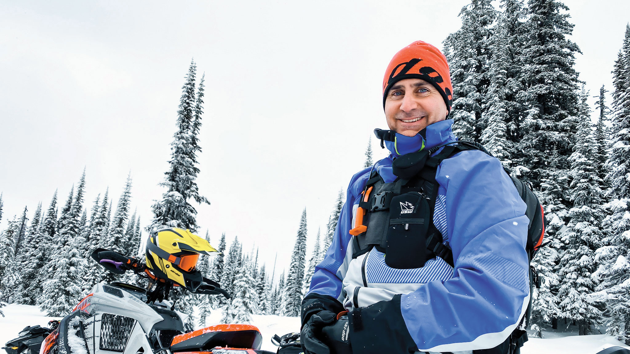 Dave Morona conduisant son Ski-Doo dans les montagnes
