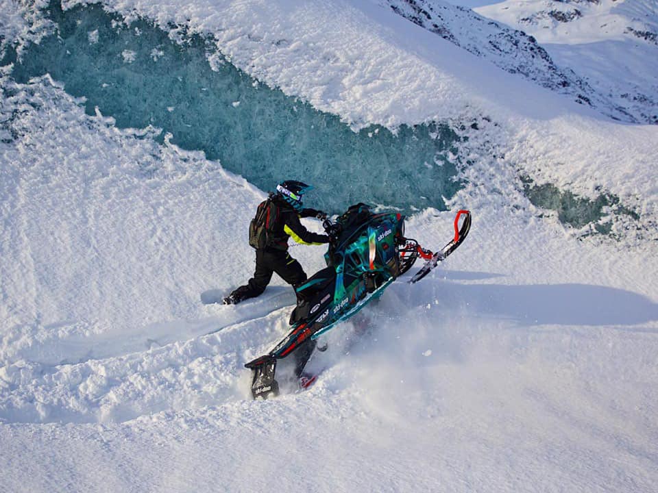 Ashley Chaffin profite de la neige profonde avec sa Ski-Doo.