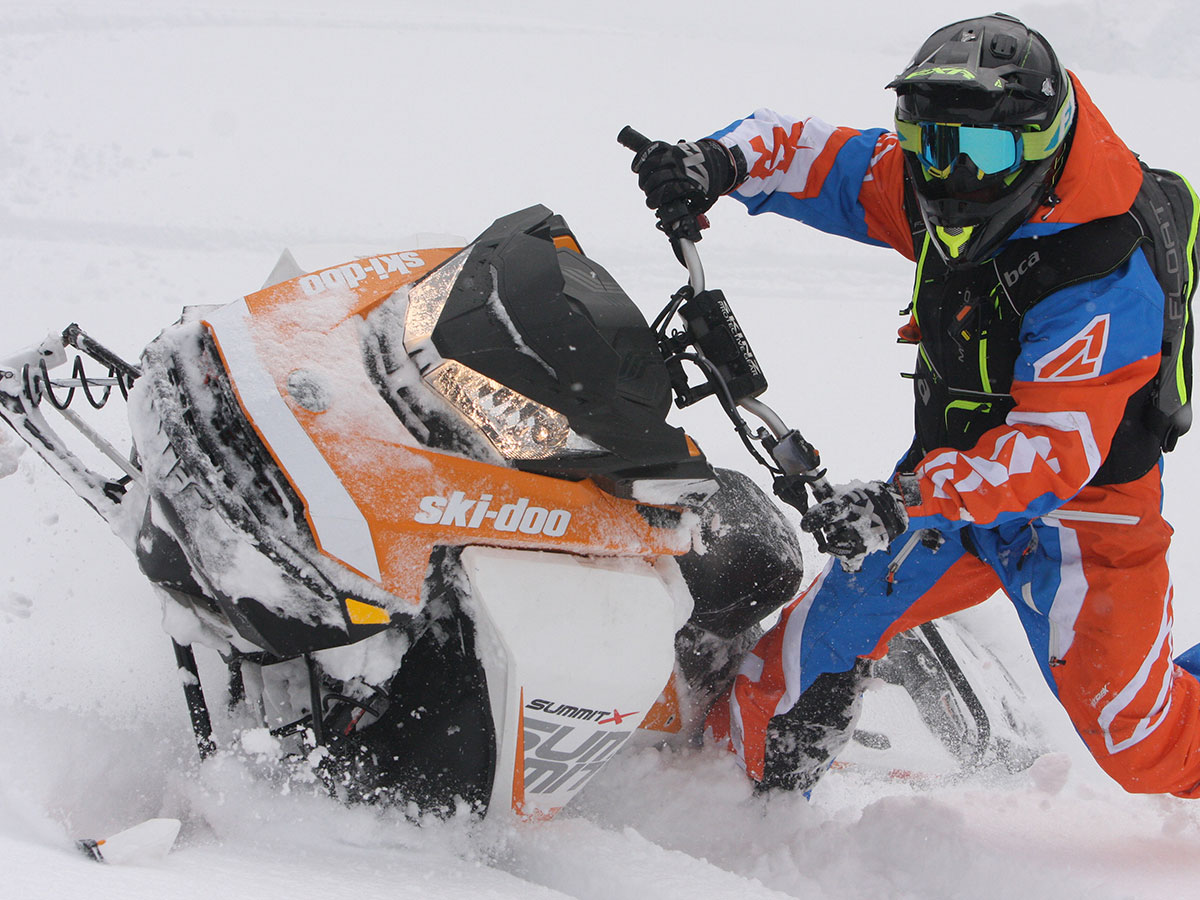 Bret Rasmussen au guidon d'une motoneige Ski-Doo en montagne