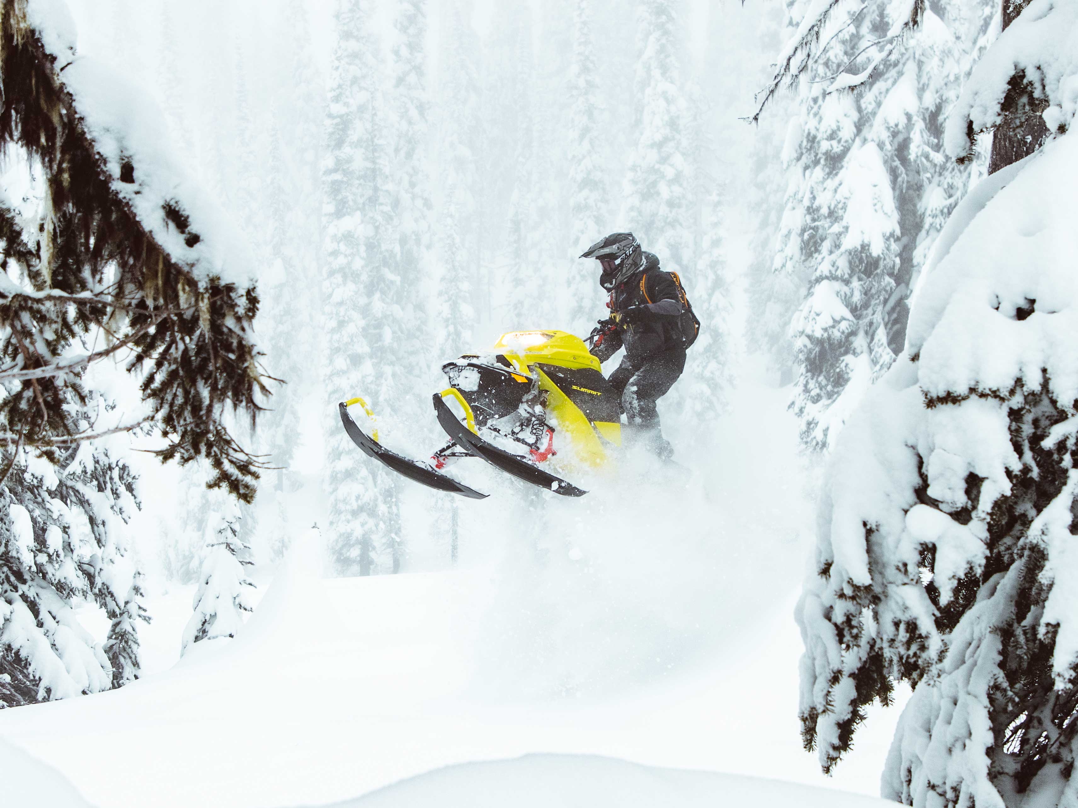 Carl Kuster sautant dans la neige profonde avec sa Ski-Doo Summit