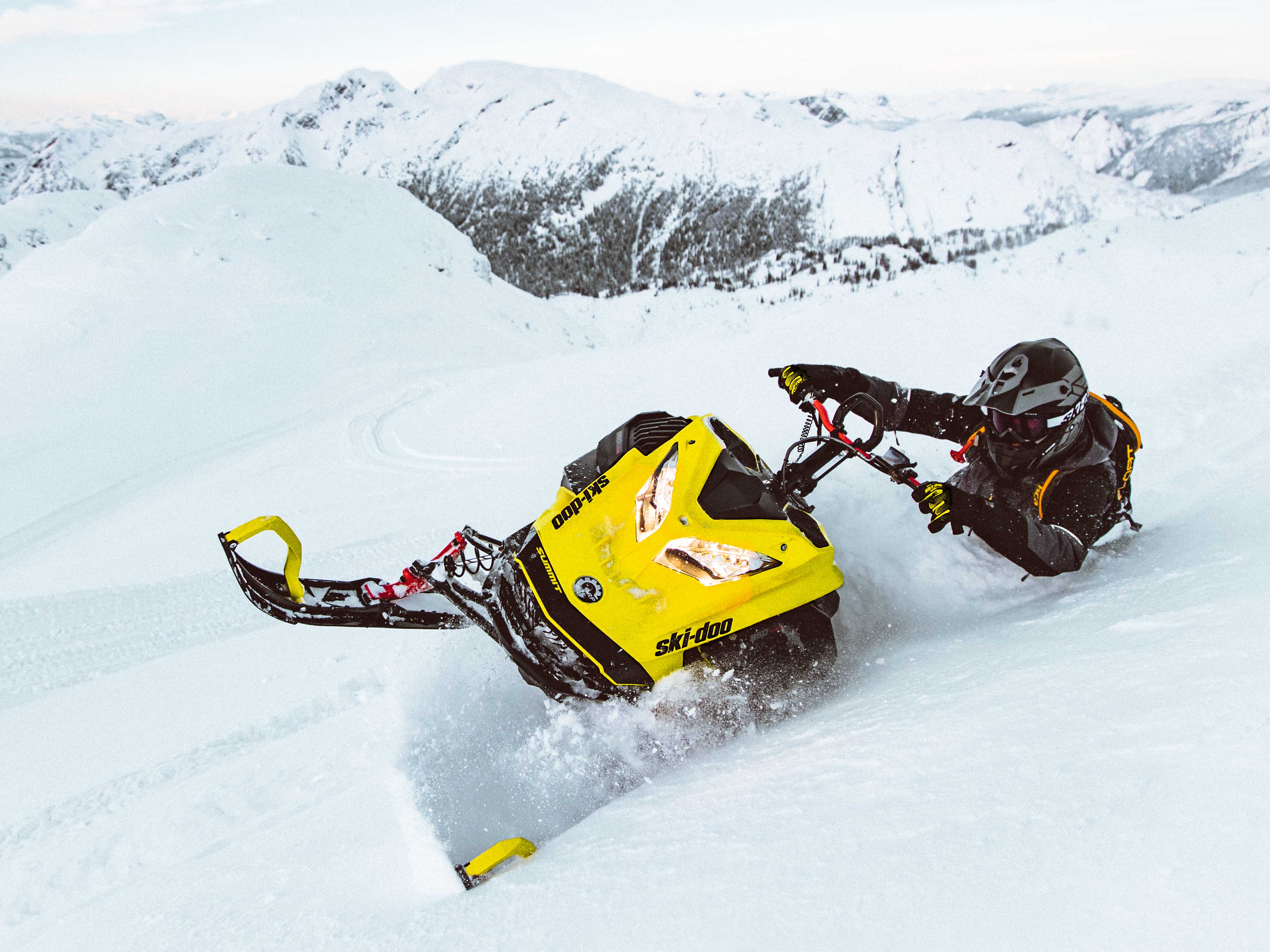 Carl Kuster en train de rouler dans la neige profonde avec sa Ski-Doo Summit