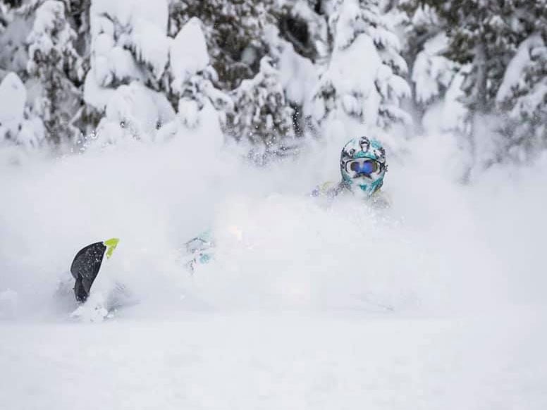 Dave Norona avec son Ski-Doo dans la neige profonde