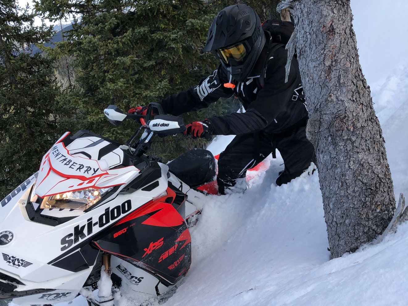 Jay Mentaberry, fier Amabassadeur Ski-Doo, sur sa motoneige personnalisé