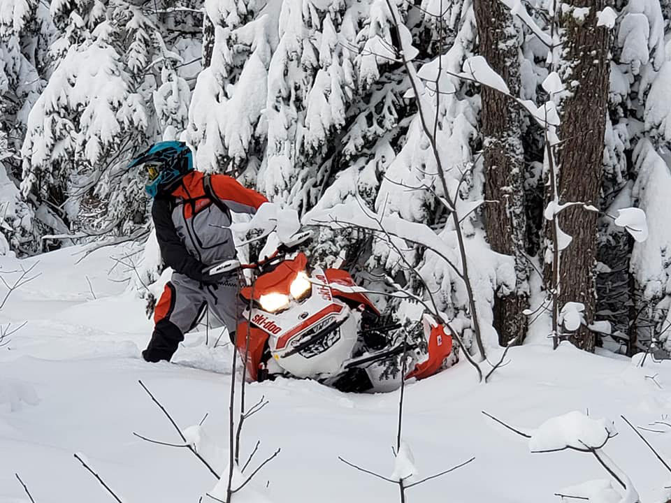 Matt Downey sur sa motoneige Ski-Doo dans la neige profonde
