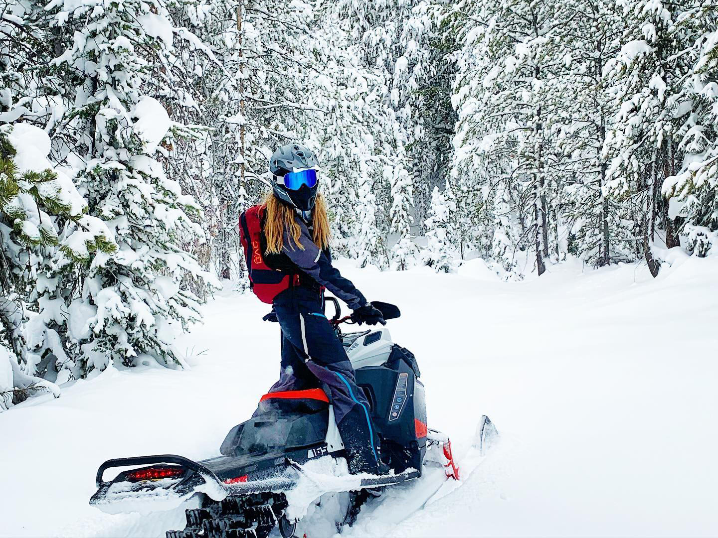 Stefanie Dean sur sa motoneige Ski-Doo dans la neige profonde