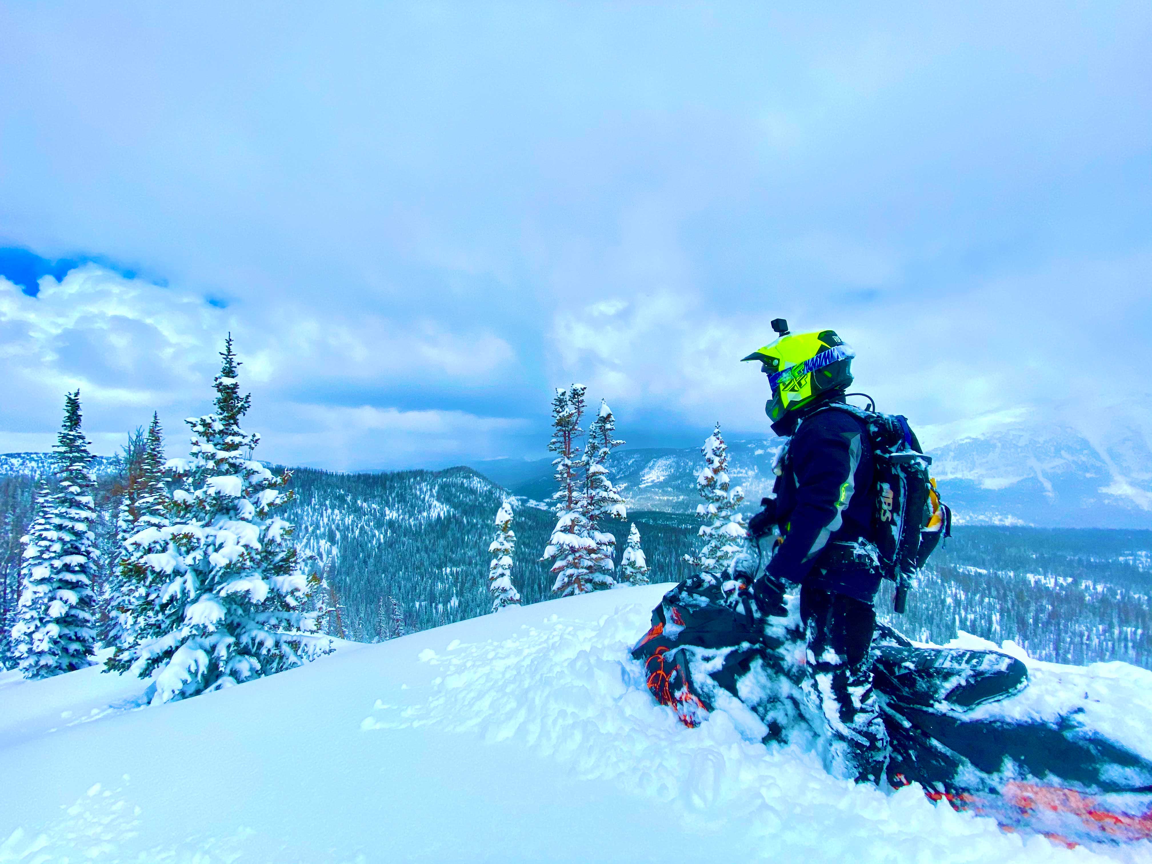 Steve Martin et sa motoneige Ski-Doo dans la neige profonde