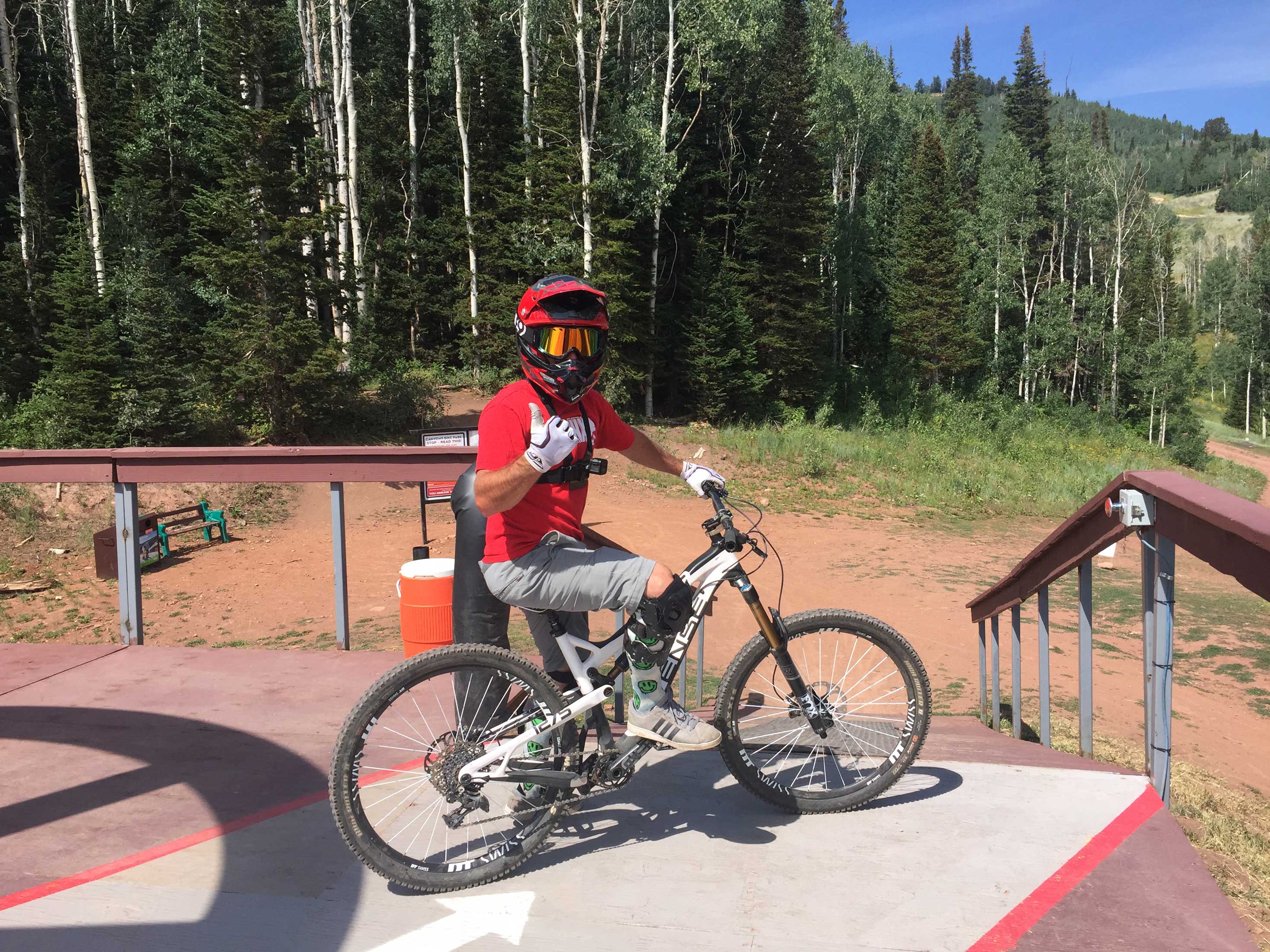Ambassadeur Ski-Doo Steve Martin sur son vélo de montagne en été