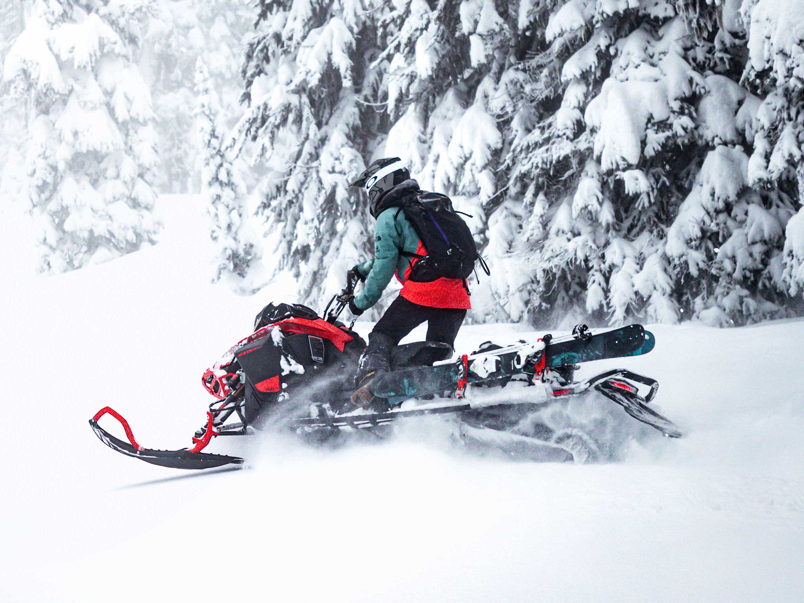 Tatum Monod sur sa motoneige Ski-Doo dans la neige profonde
