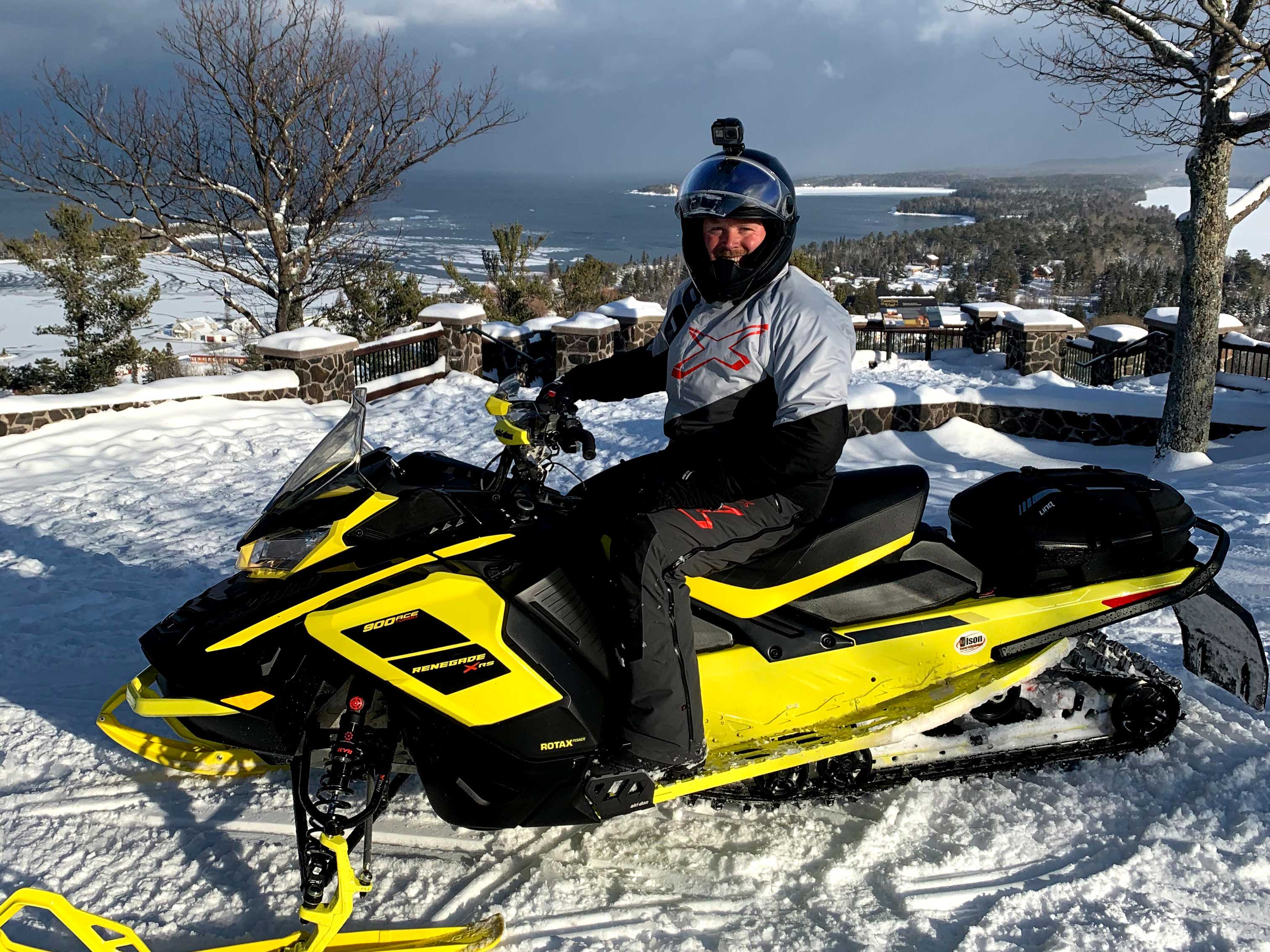 Amabassadeur Ski-Doo Troy Oleson sur sa motoneige Renegade X-RS