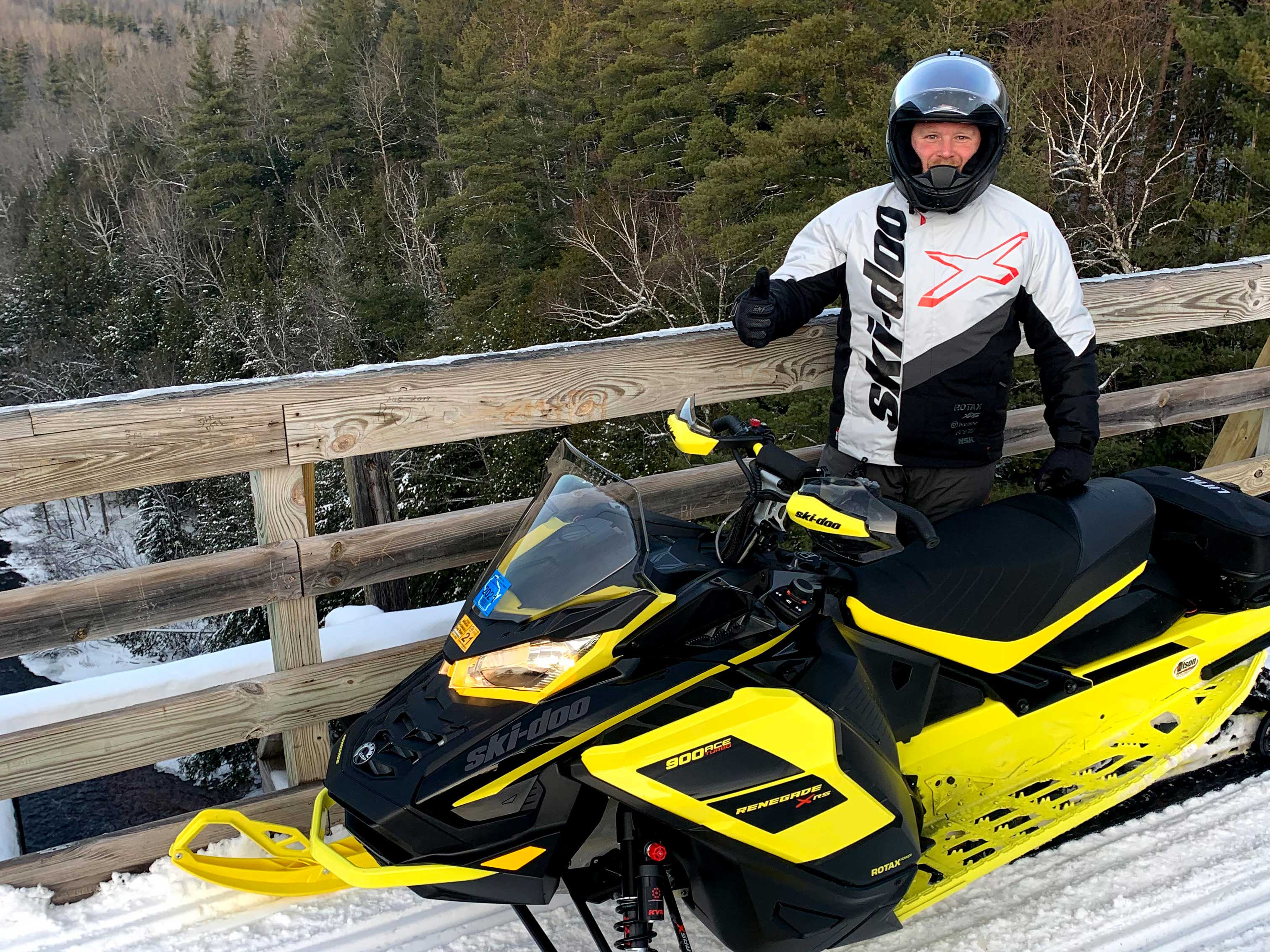 Amabassadeur Ski-Doo Troy Oleson avec sa motoneige Renegade X-RS