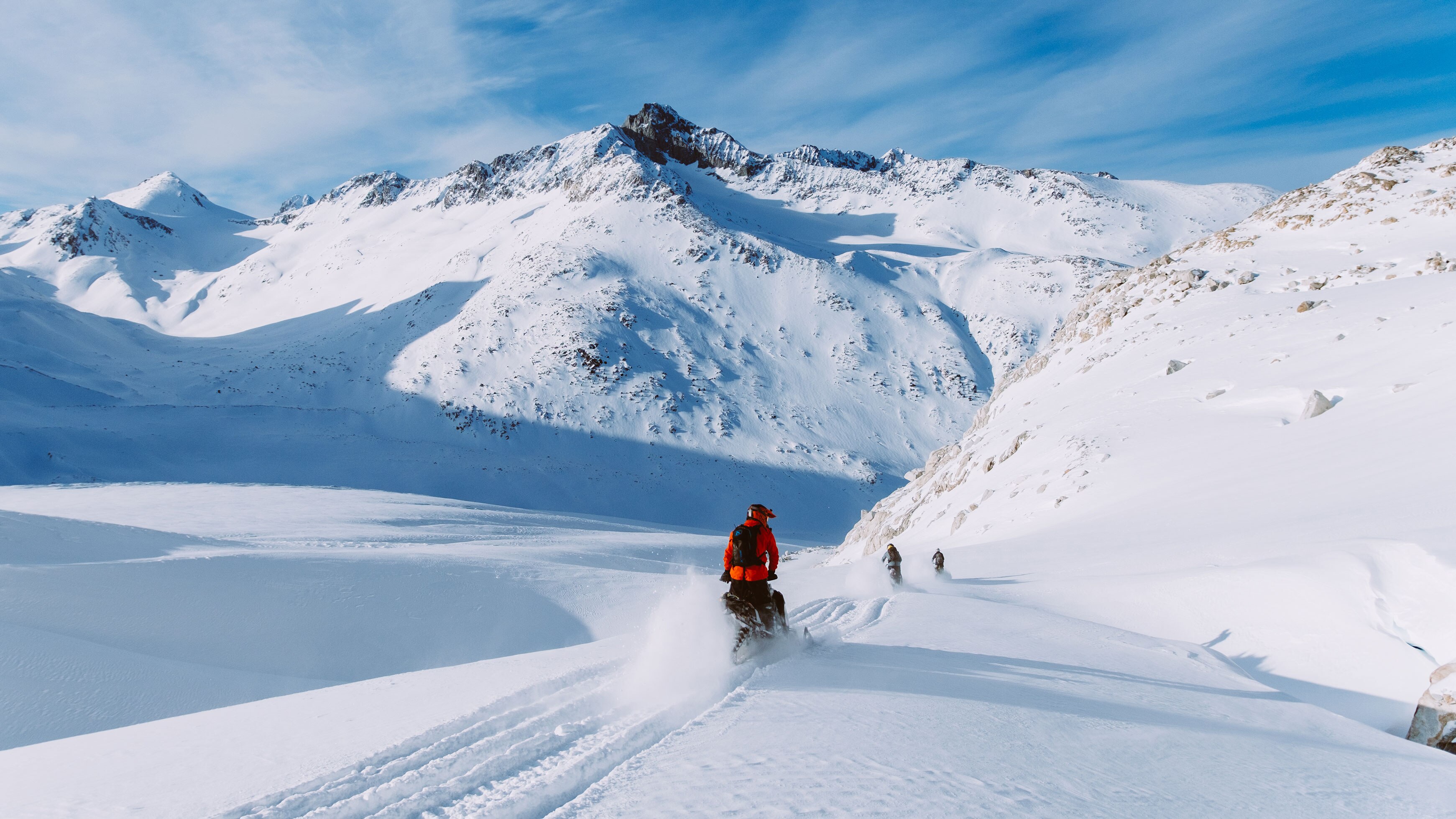 Trois personnes conduisant des motoneiges Ski-Doo en Colombie-Britannique