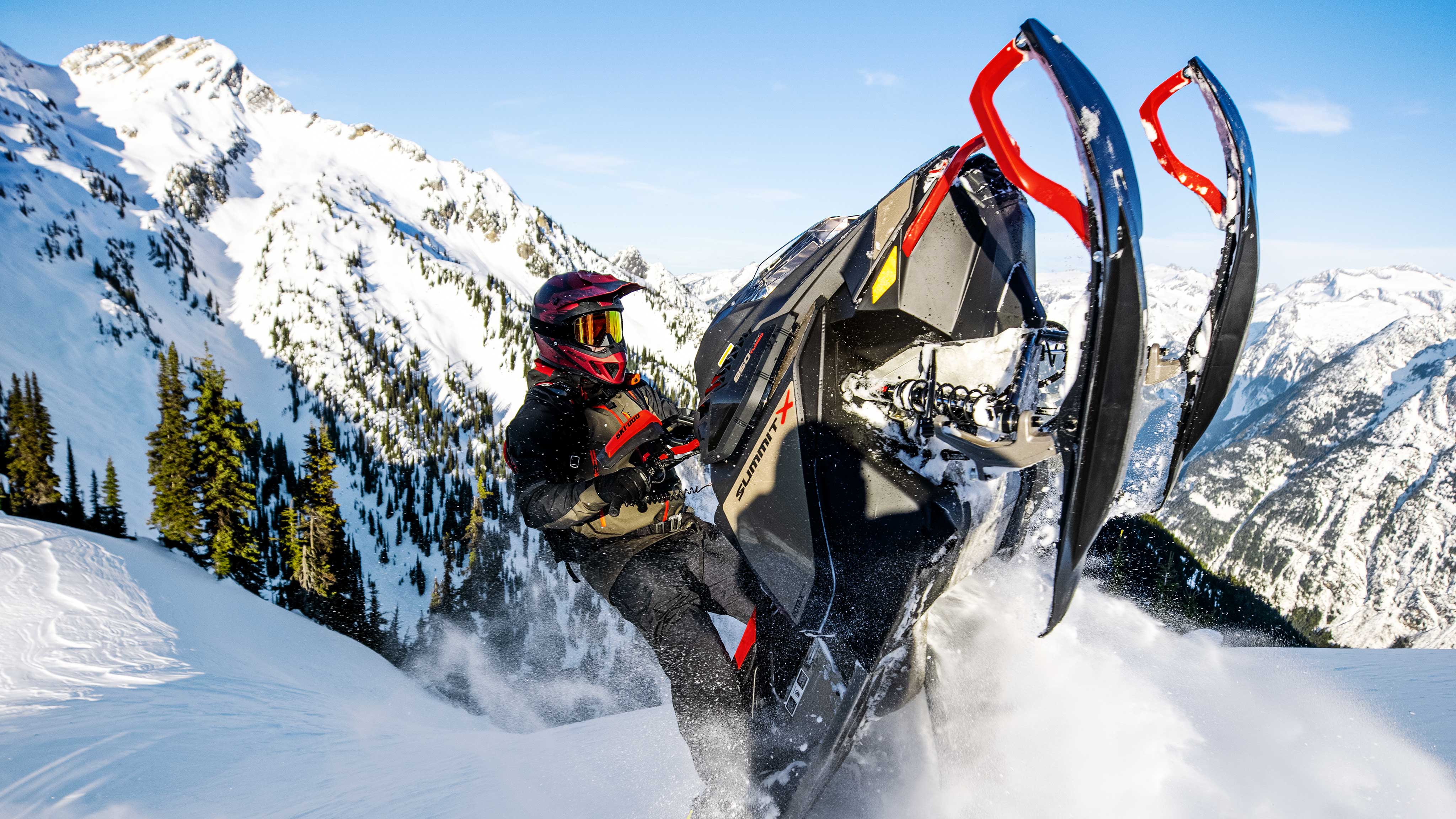 Motoneigiste dans un saut sur un Ski-Doo Summit X avec ensemble Expert 